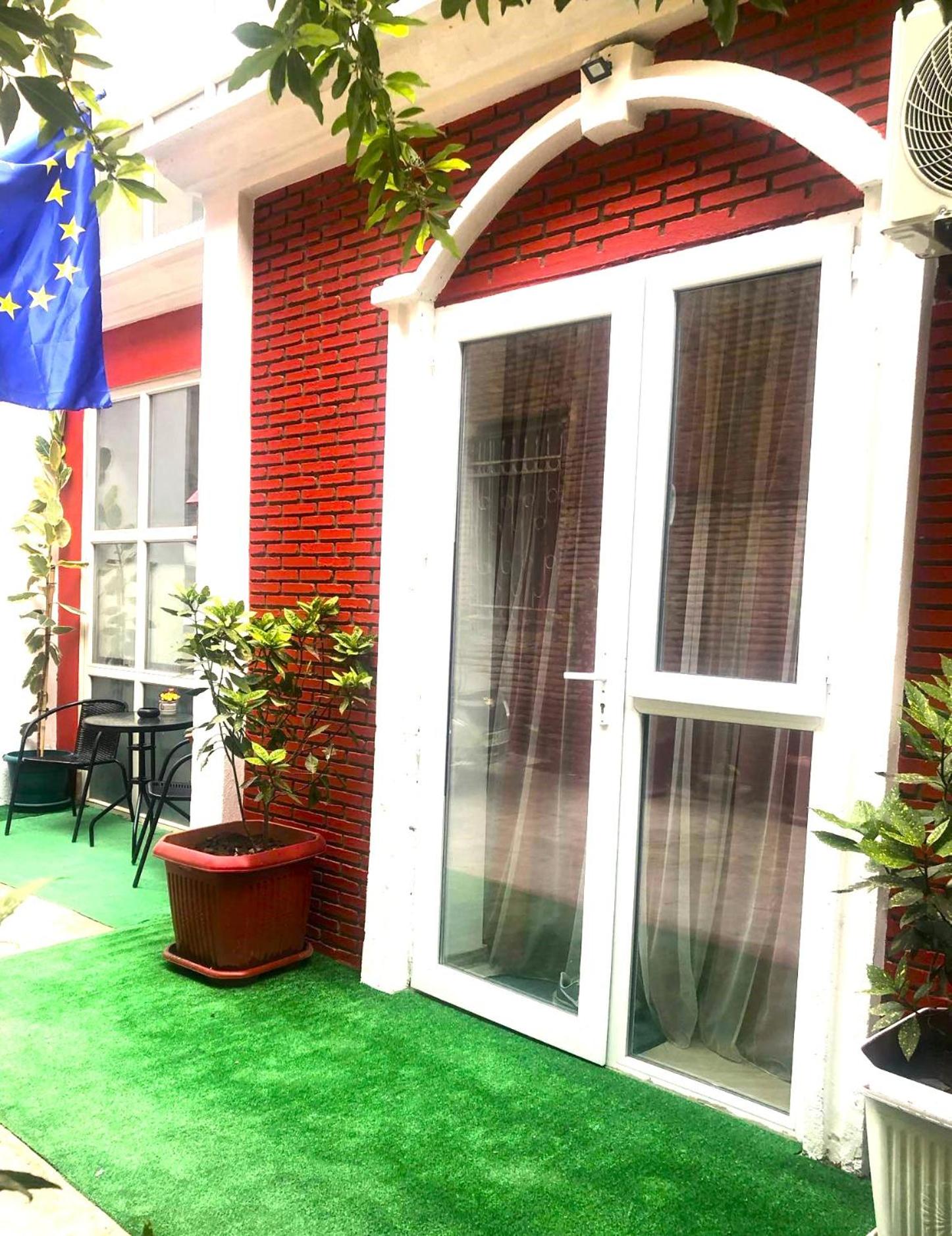 Style Apartment with Courtyard