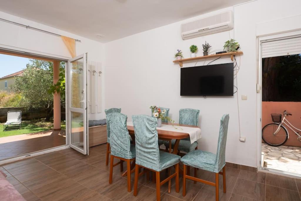 Whole estate just for you, 20m from sandy beach view 5