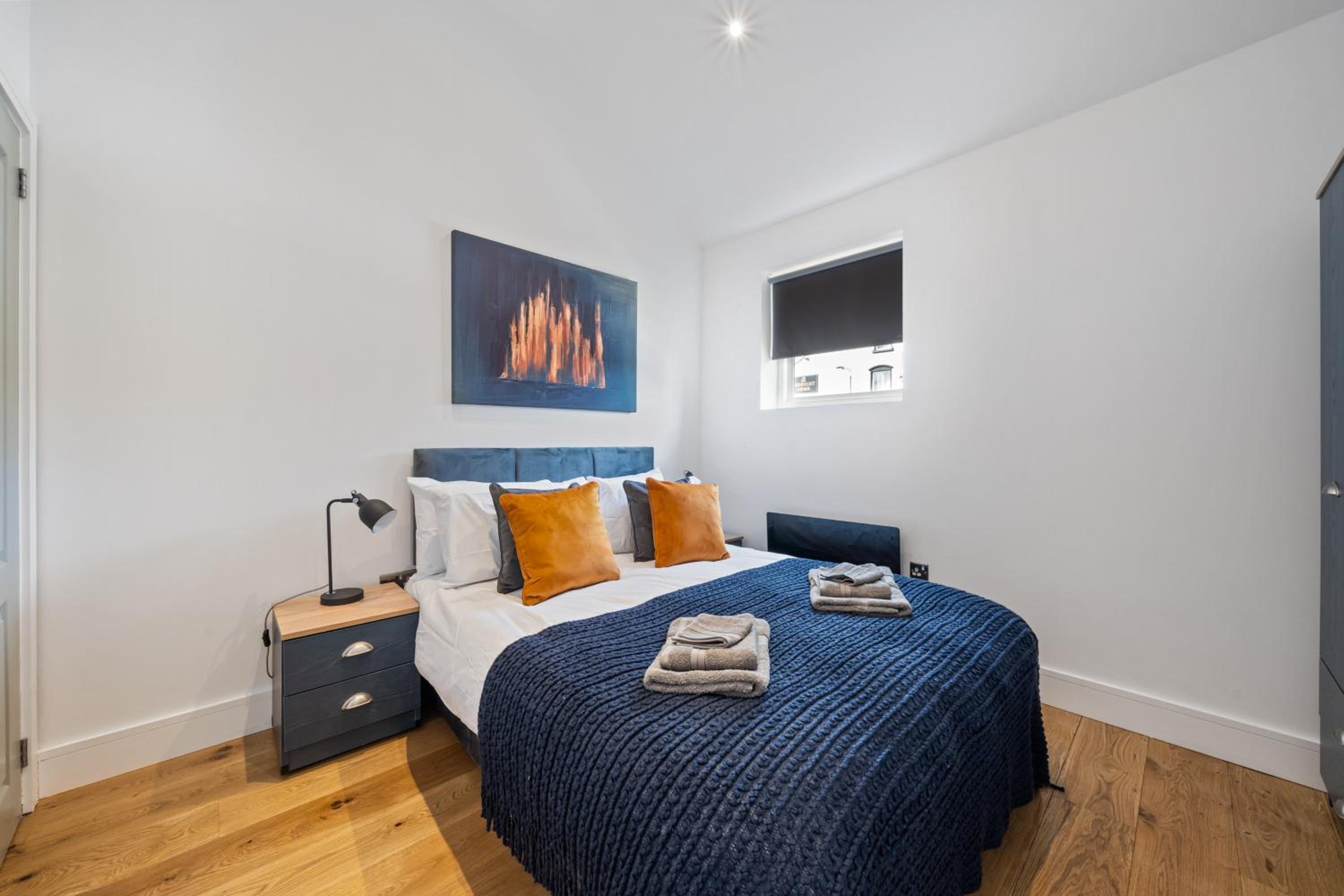 3BR House in Prime Barnet Location with Driveway view 2
