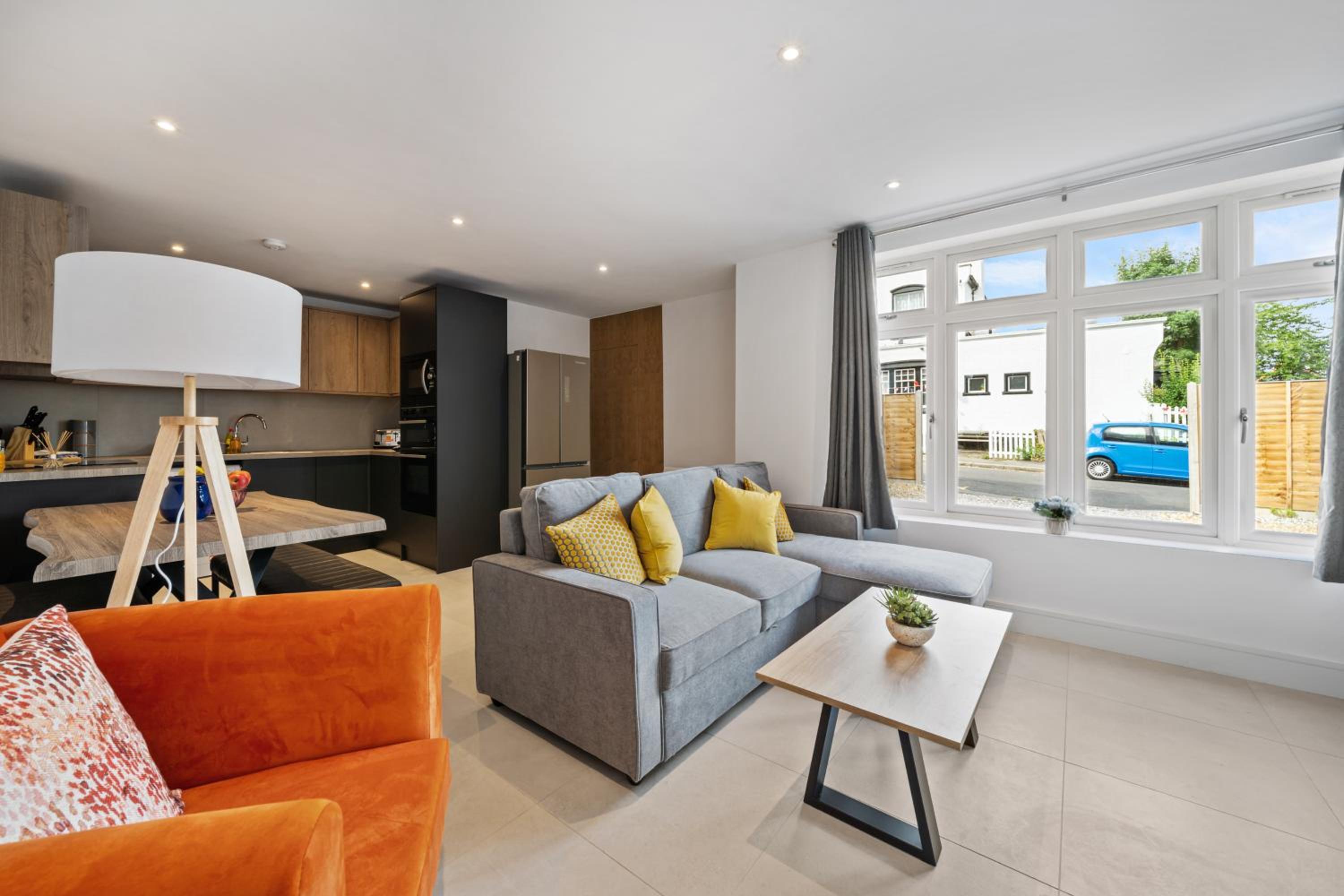 3BR House in Prime Barnet Location with Driveway view 3
