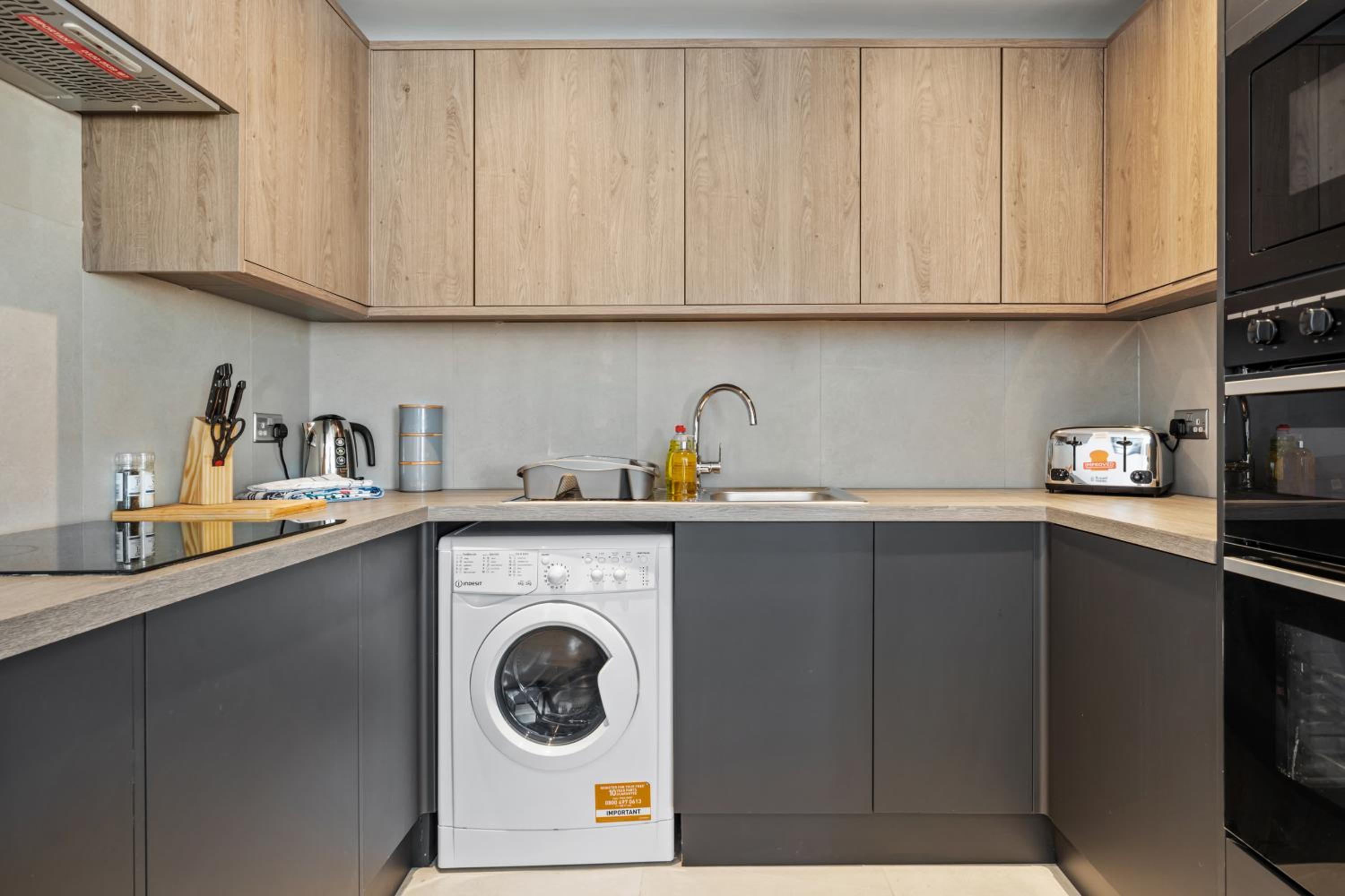 3BR House in Prime Barnet Location with Driveway view 5