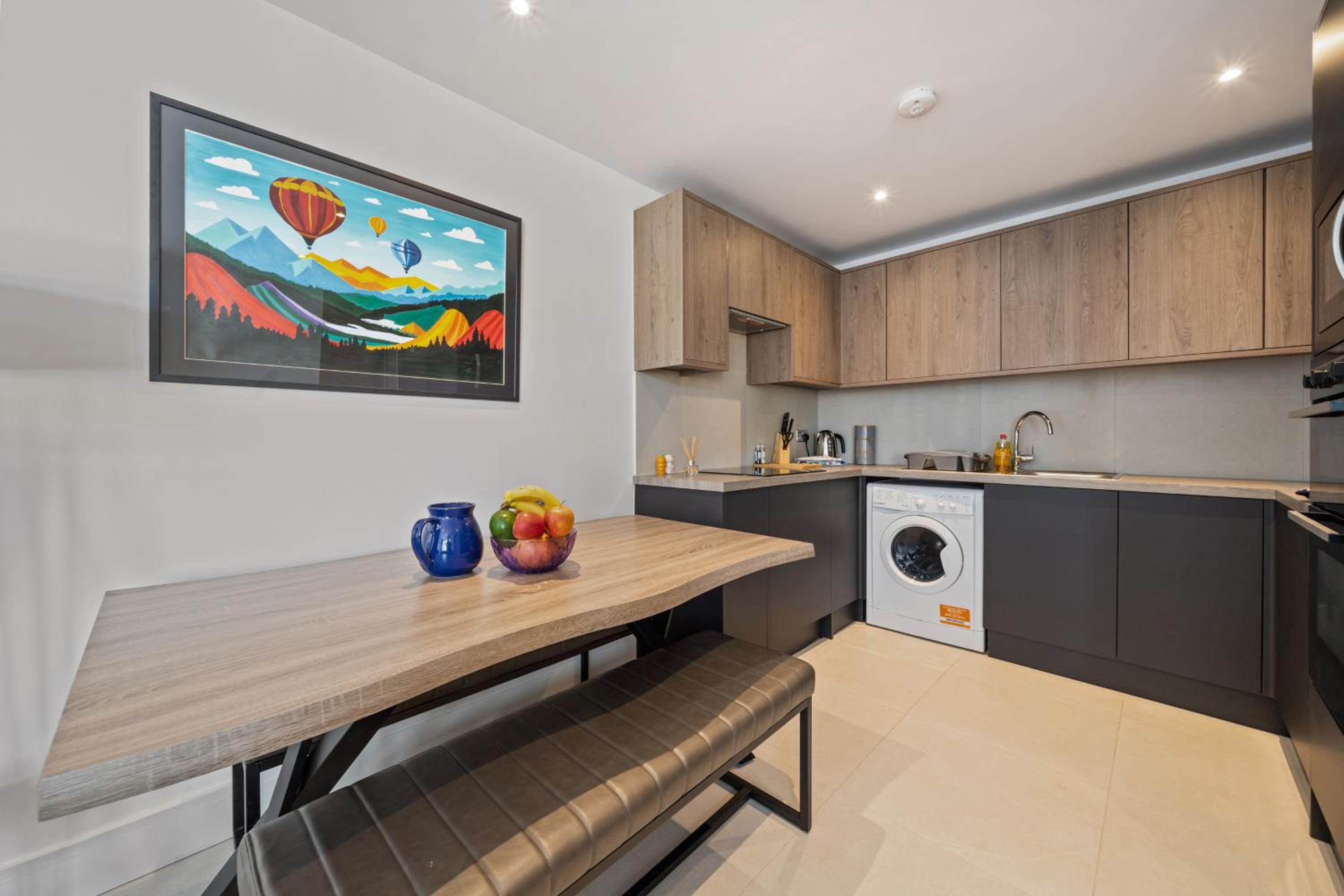 3BR House in Prime Barnet Location with Driveway view 4
