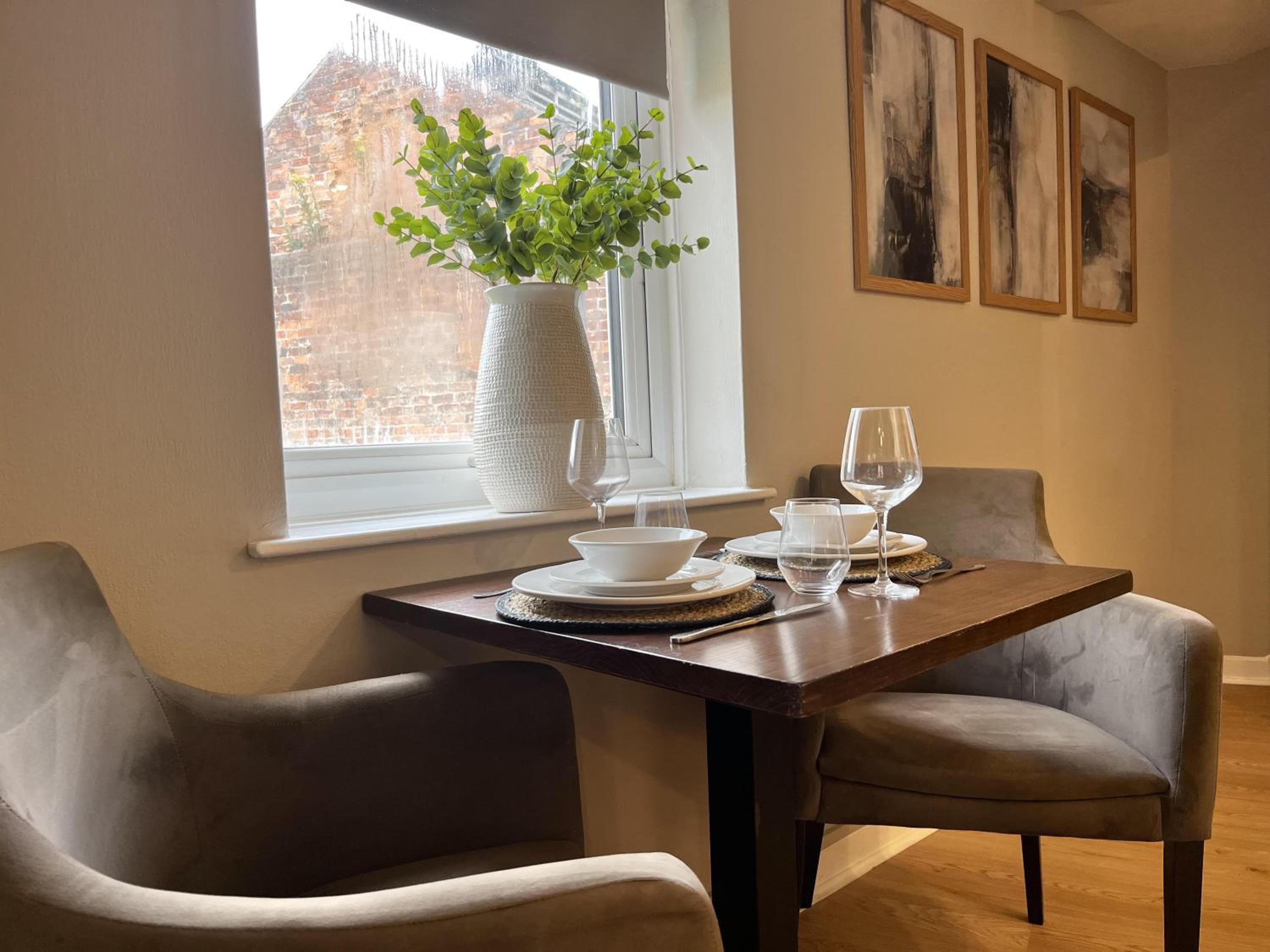 Sleeps 2 -Central Ellesmere -Parking - PetFriendly