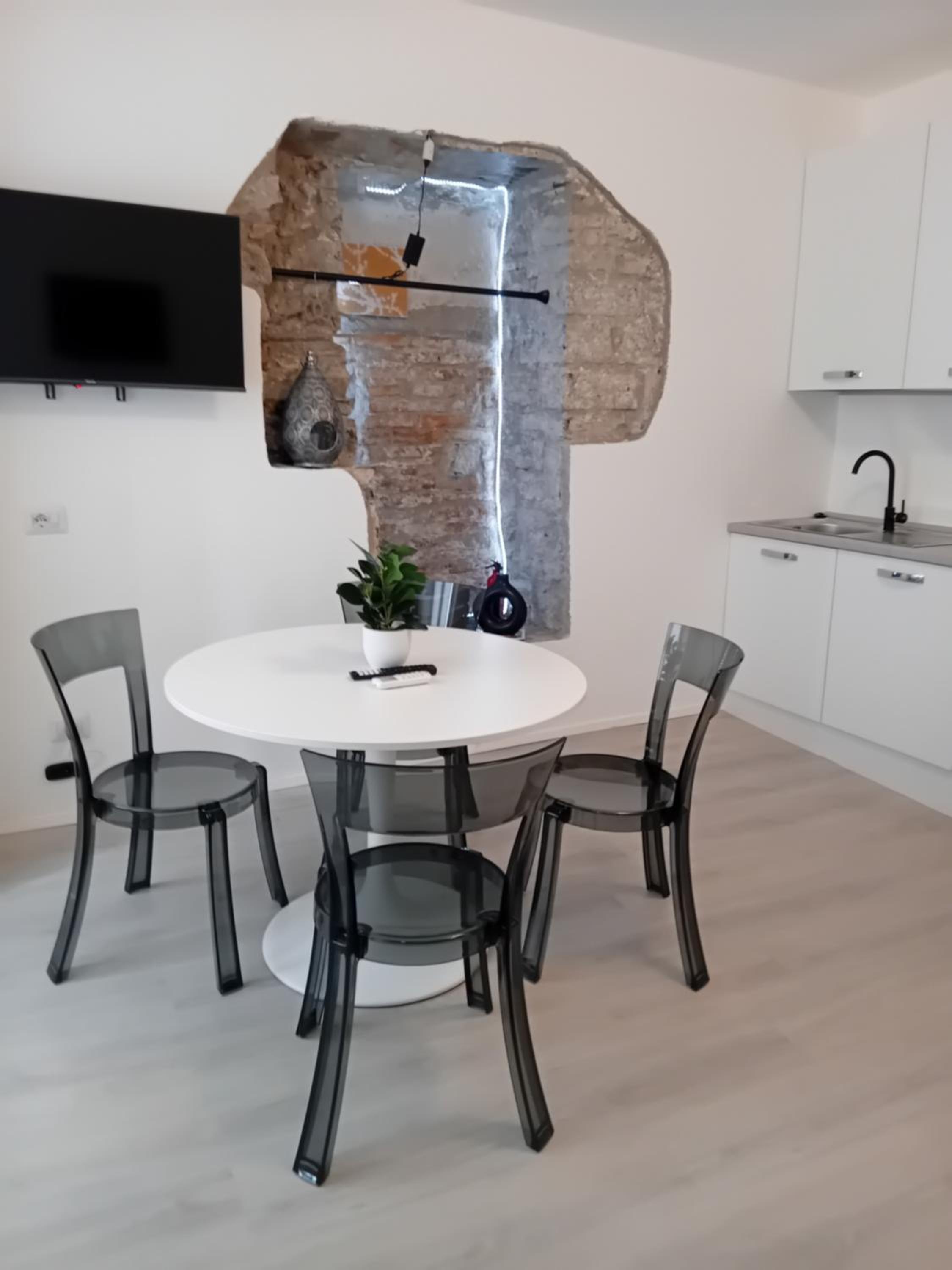 100 passi dal Lago, history apartment piazza Roma by Revenue House view 5
