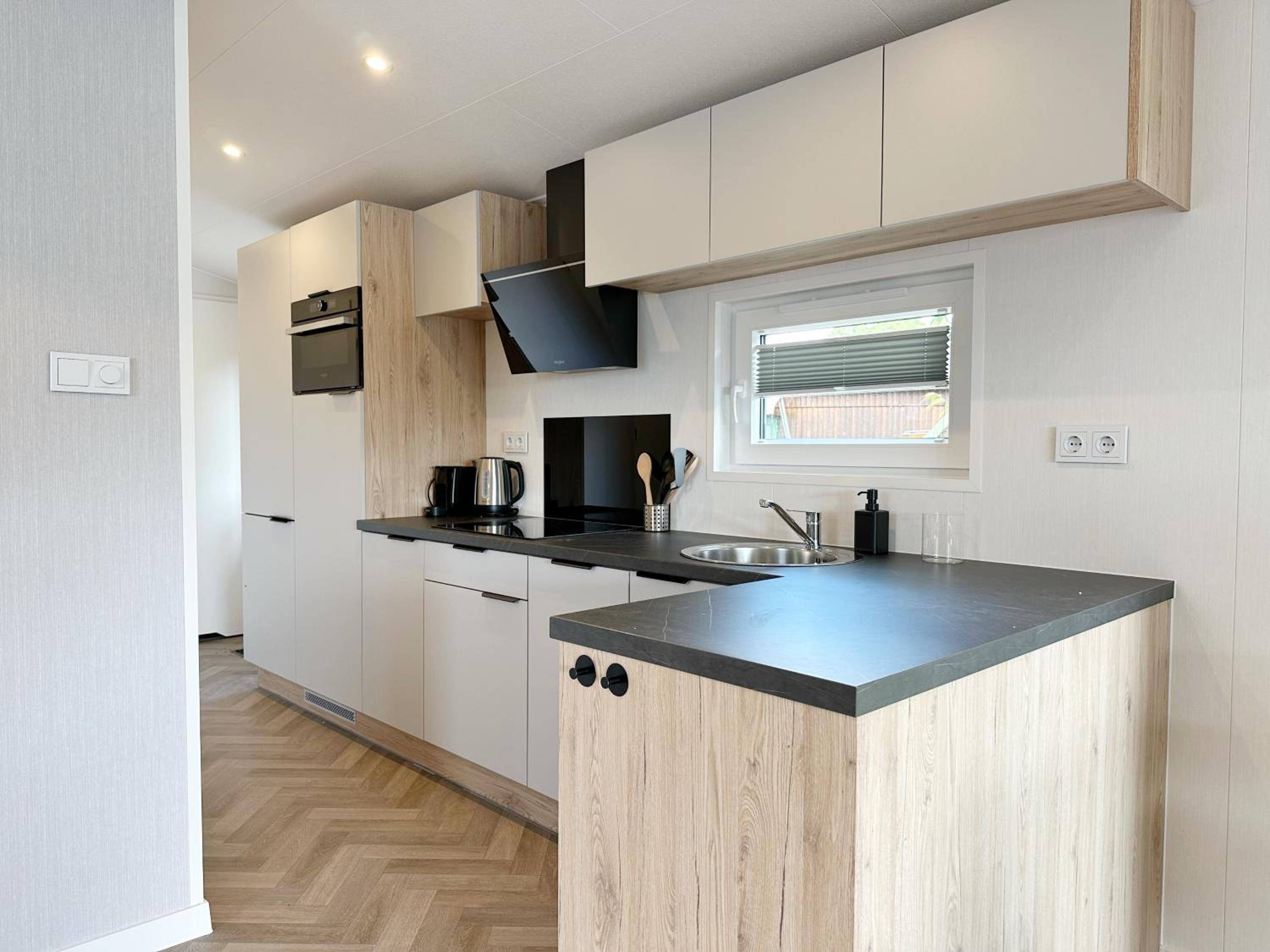 Chalet 503a op Recreatiepark De Wielen view 3