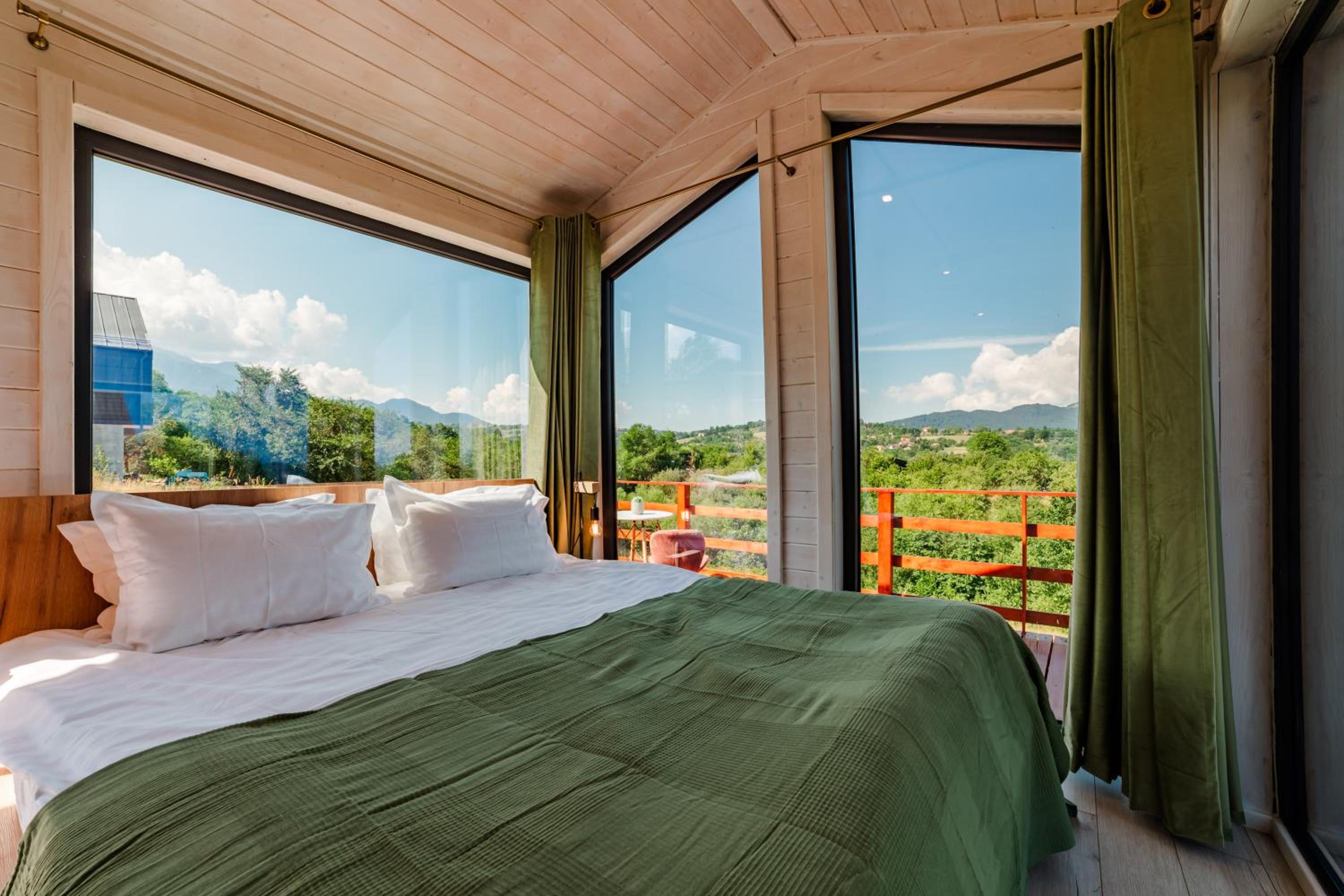 10 Min to Bran Castle Luxury Cabins