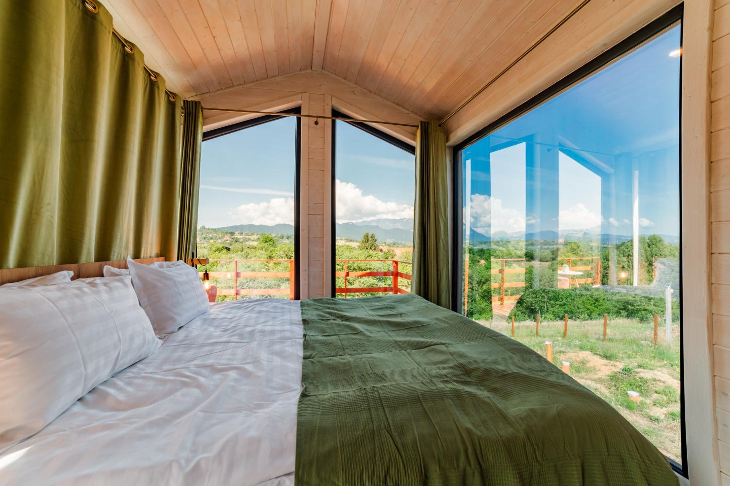 10 Min to Bran Castle Luxury Cabins