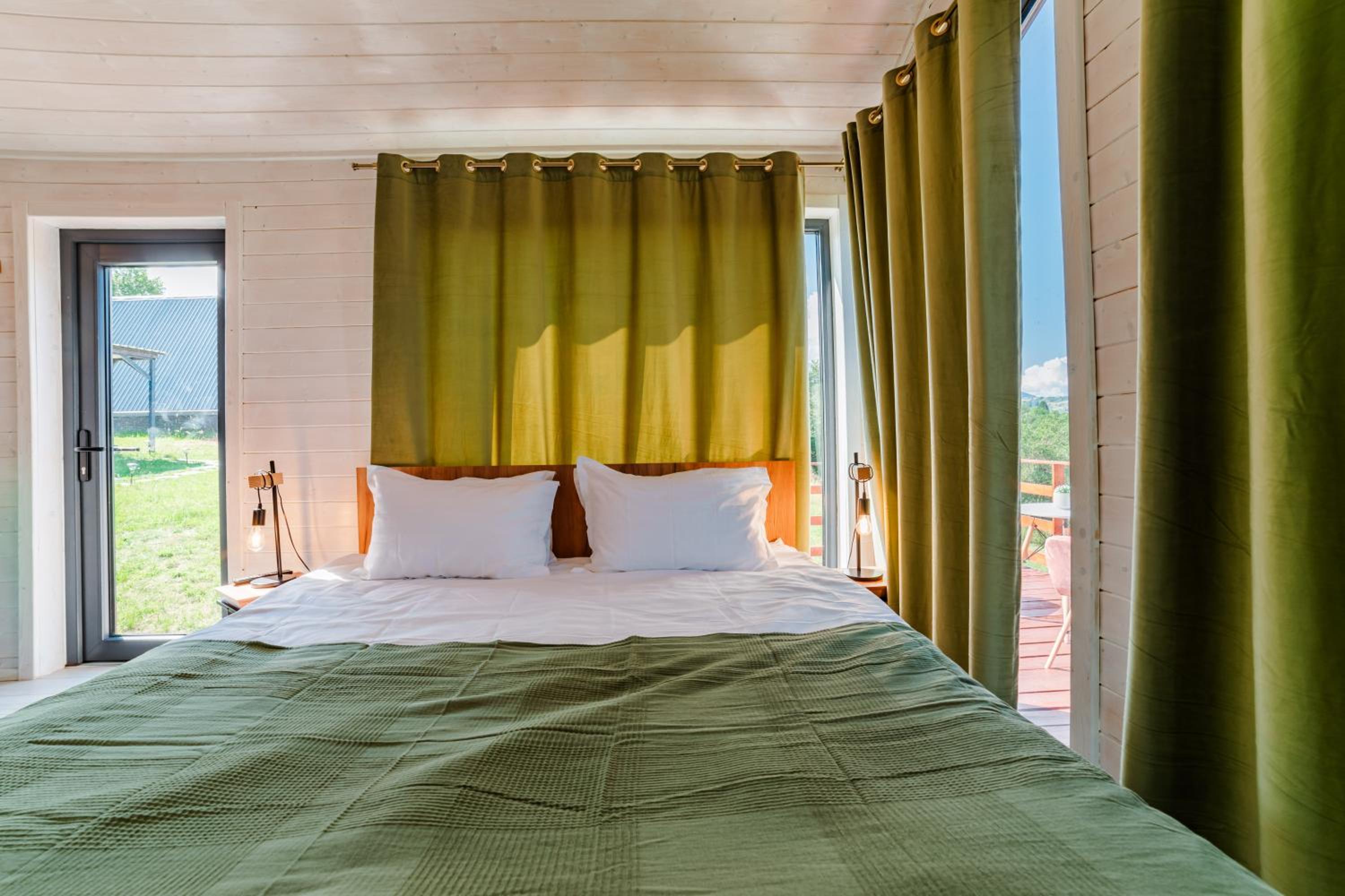 10 Min to Bran Castle Luxury Cabins