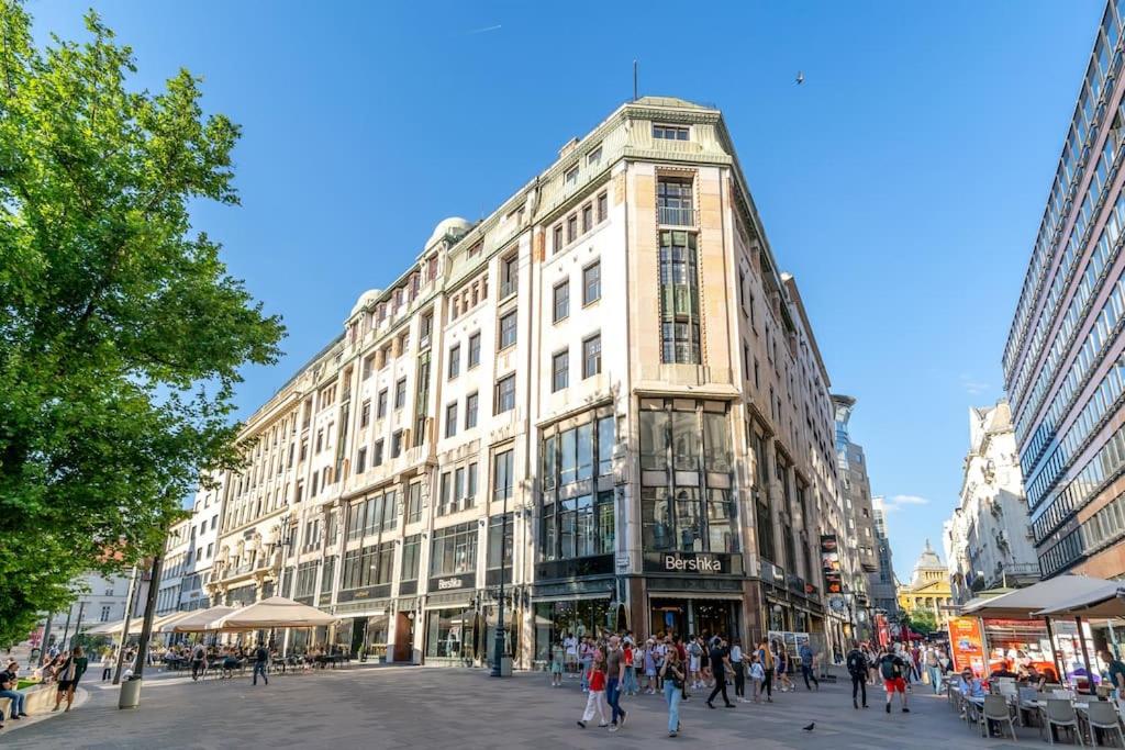 Fashion Street Central Apartment view 3