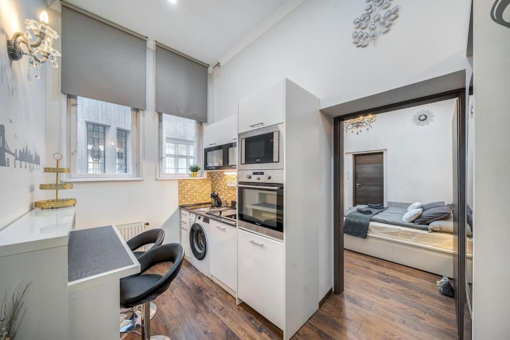 Fashion Street Central Apartment view 4
