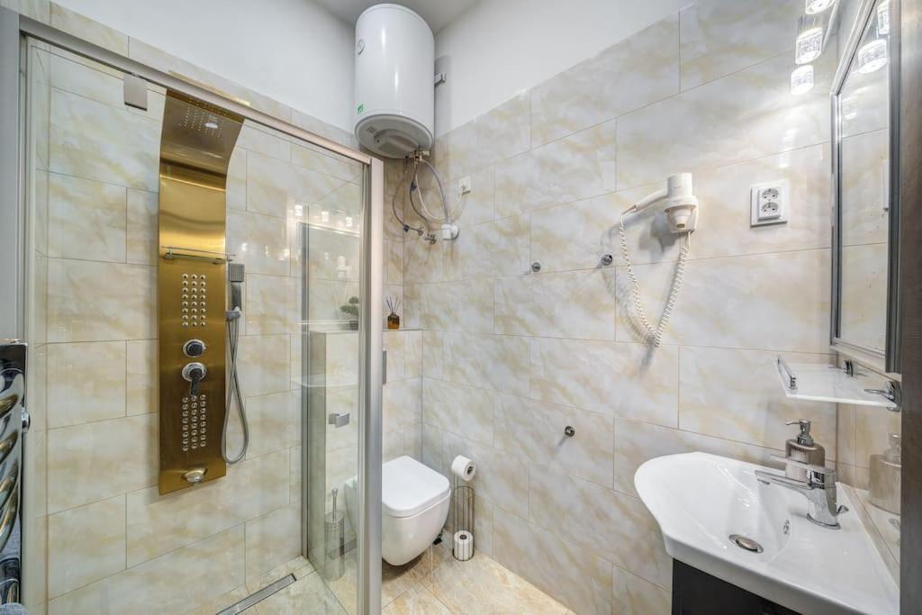 Fashion Street Central Apartment view 5