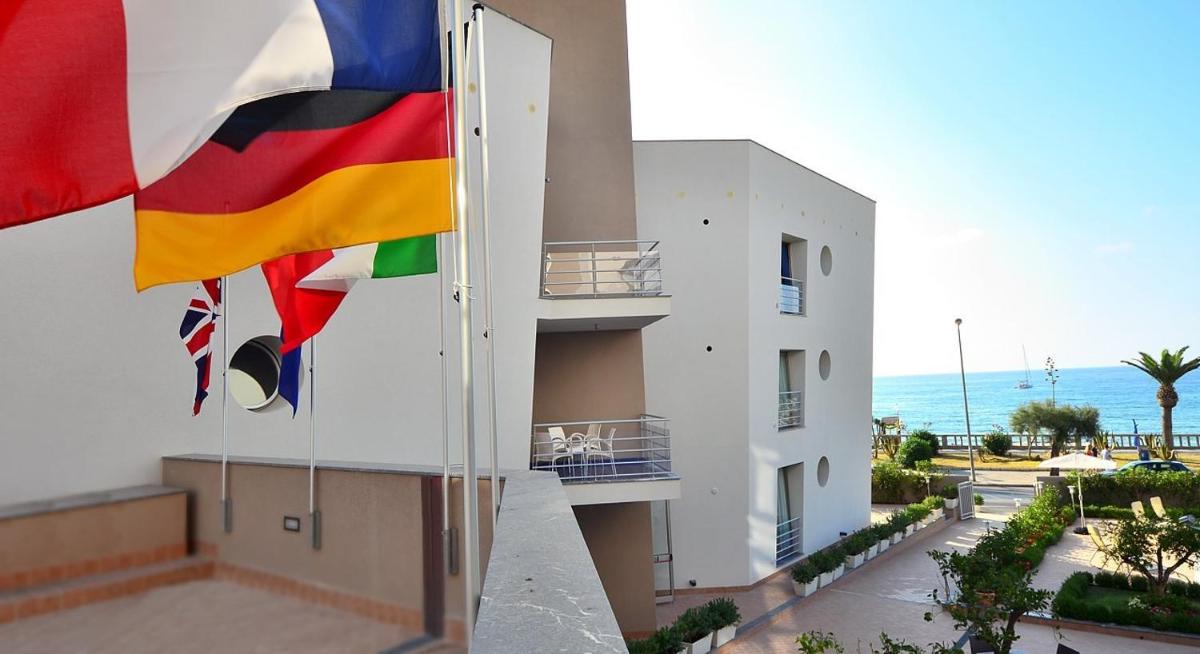 Hotel Astro Suite Hotel - Image 1