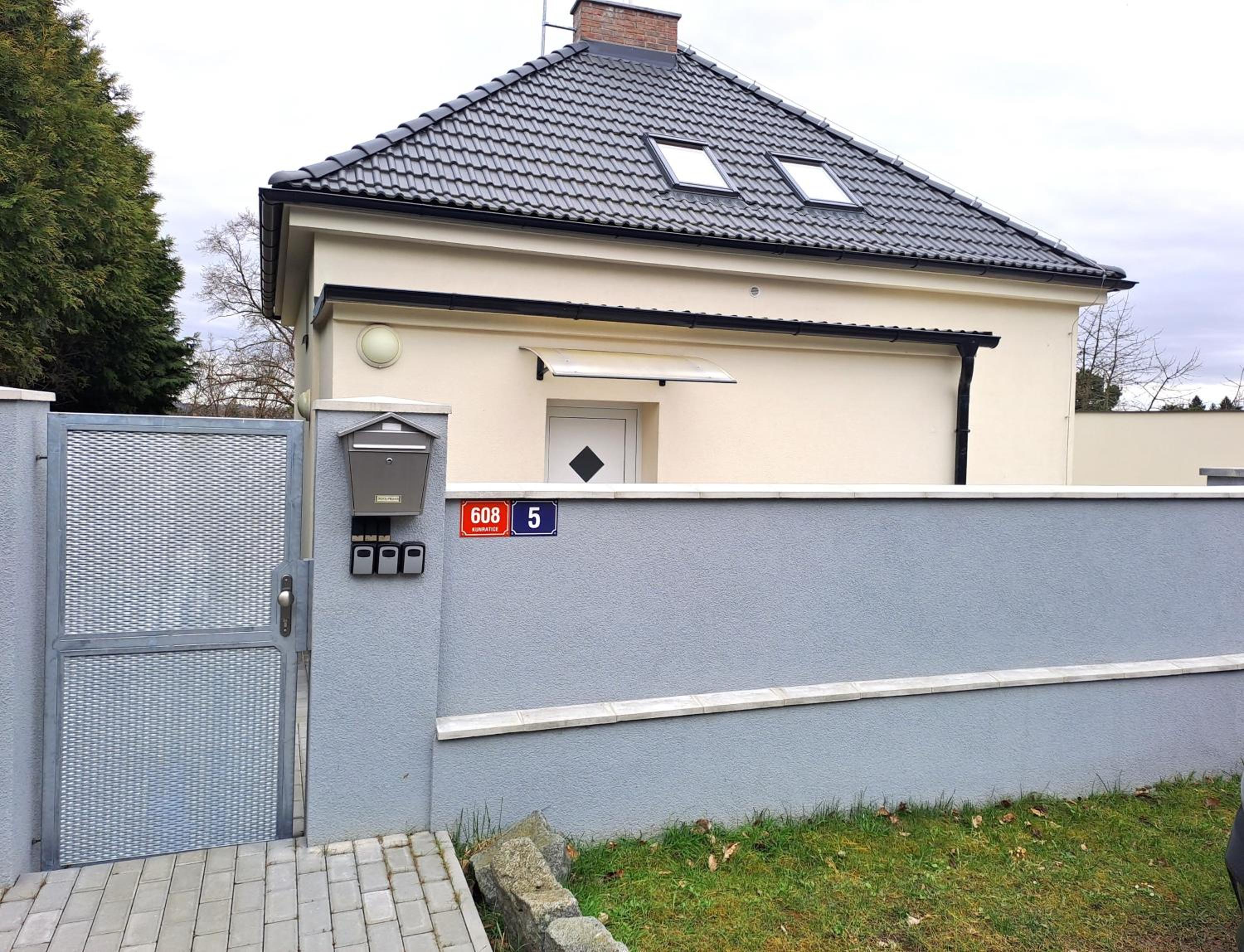Apartmánový dům se zahradou v klidné části Prahy