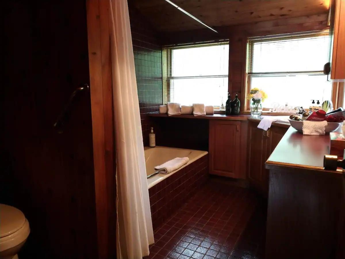 Lakefront Chalet in Montreal