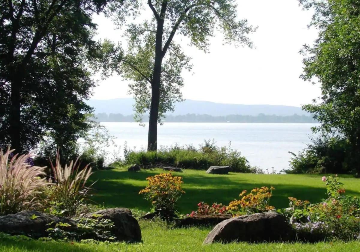 Lakefront Chalet in Montreal
