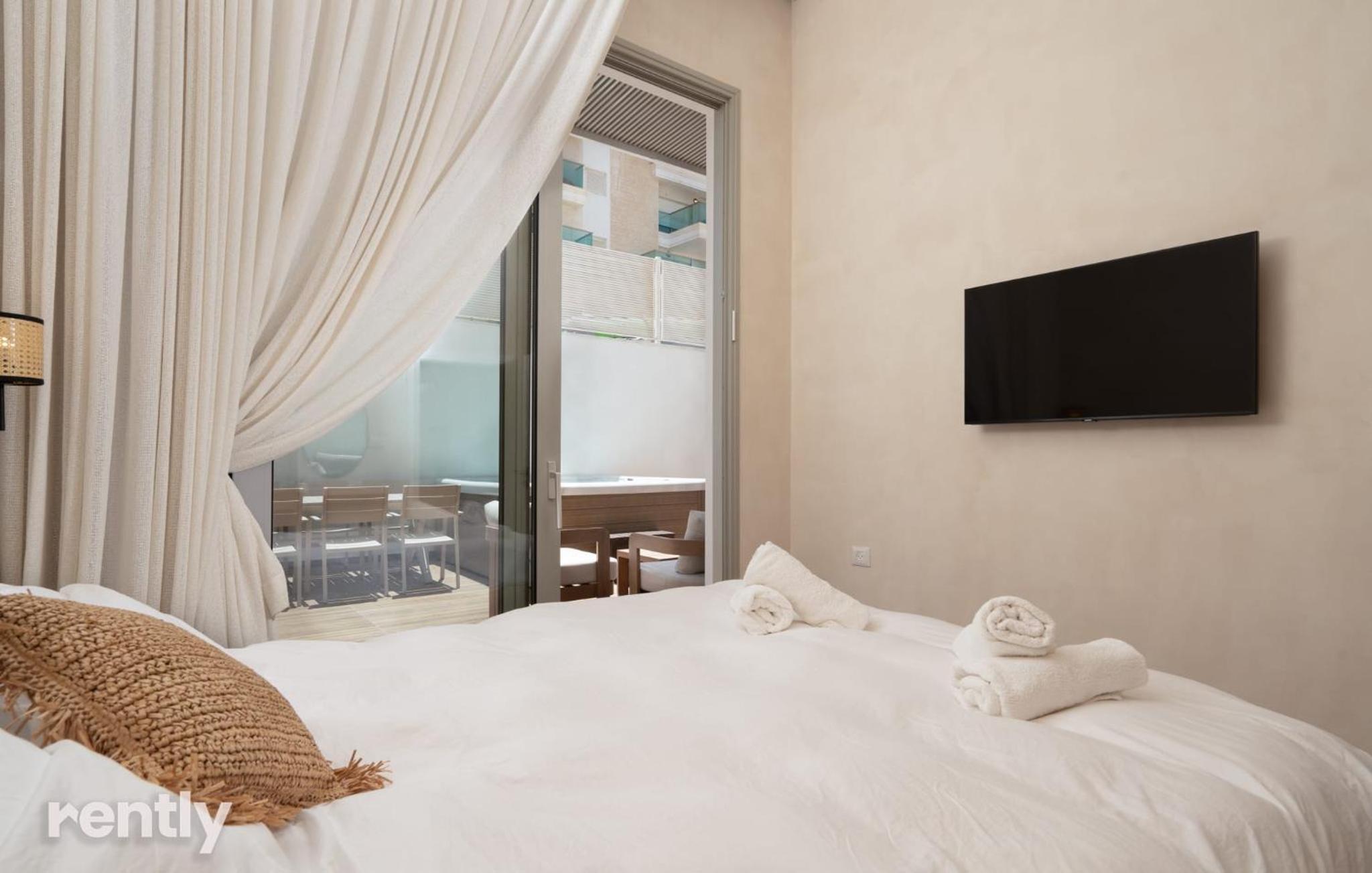 Luxury Suites With Balcony And Jacuzzi At Sea Side By Rently view 3