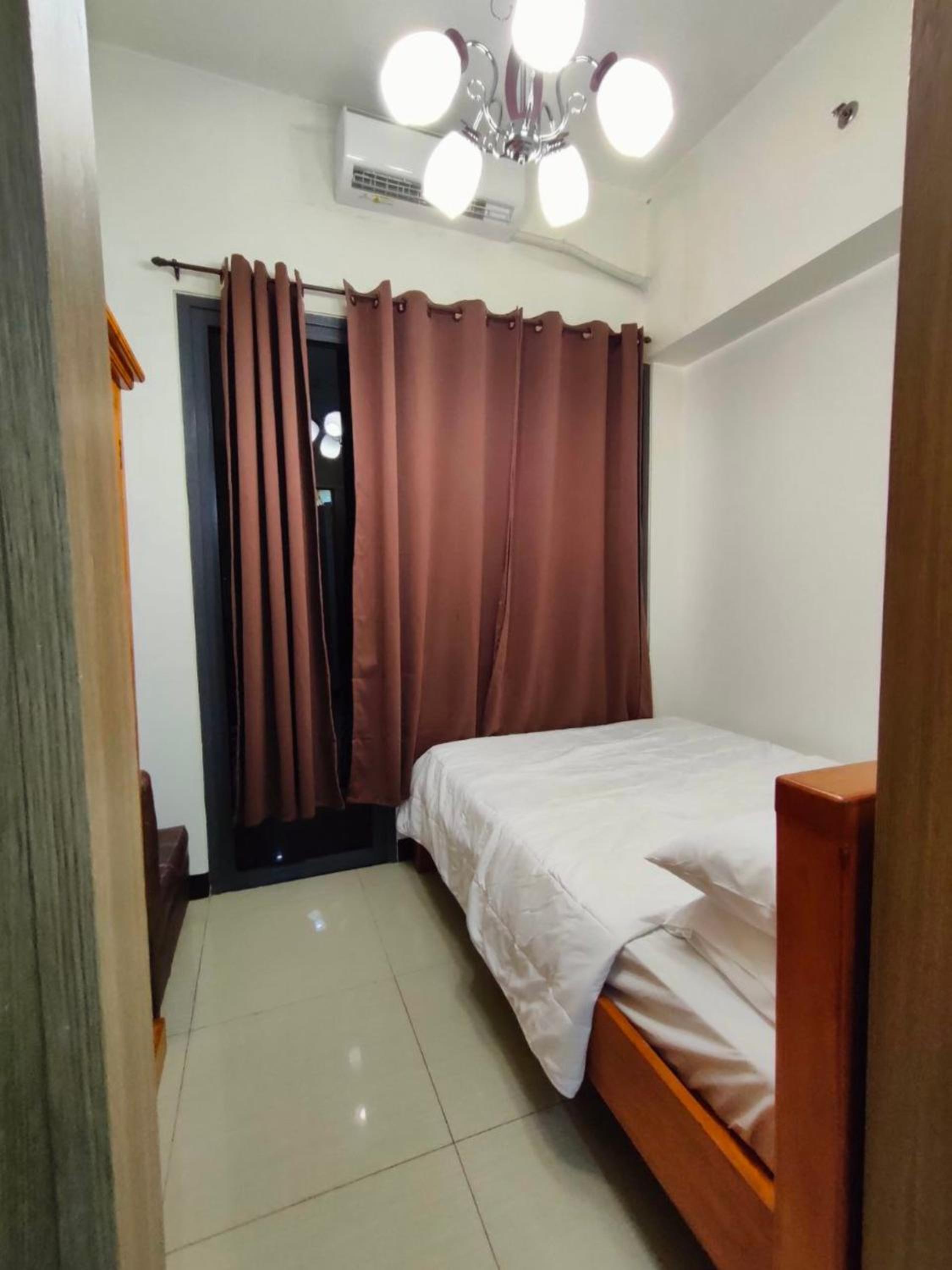 Rosver Hideaway - Close to MOA a 5 minutes walk view 2
