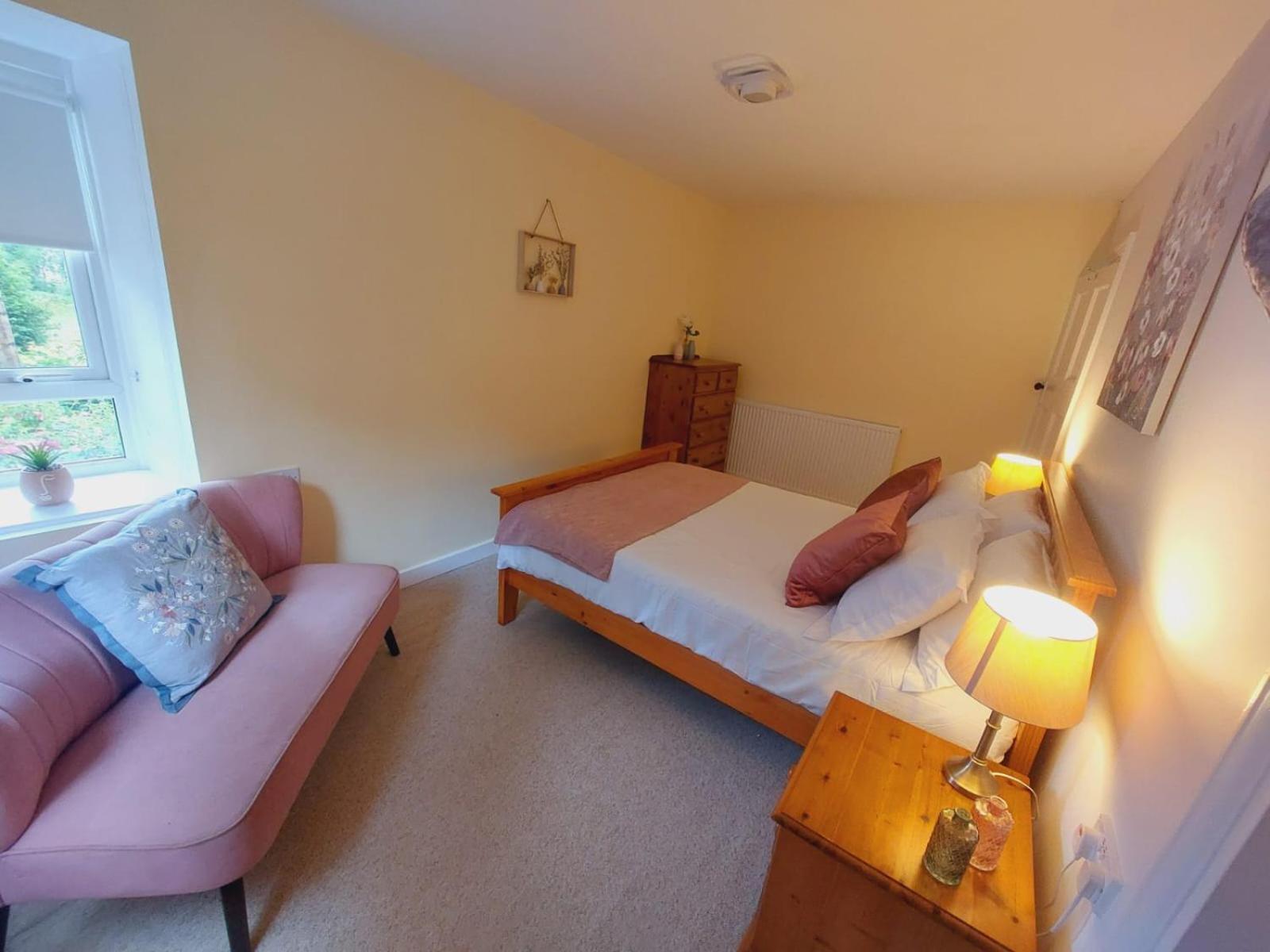Synod Farm Cottage, 5 Person Hot Tub, Pets Welcome