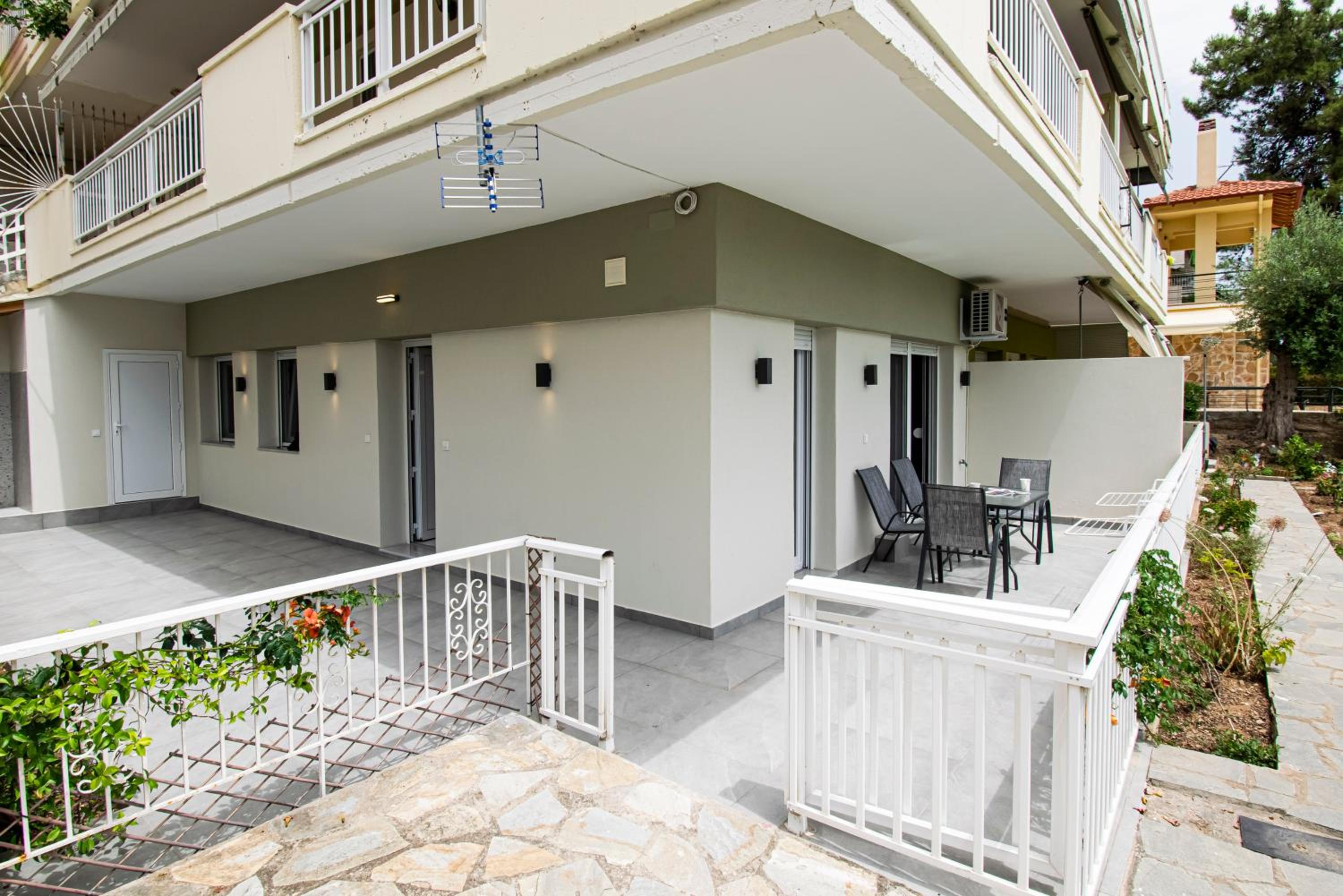 Eleni Seafront Apartment by RentalsPro Services-Nea Moudania Halkidiki view 4
