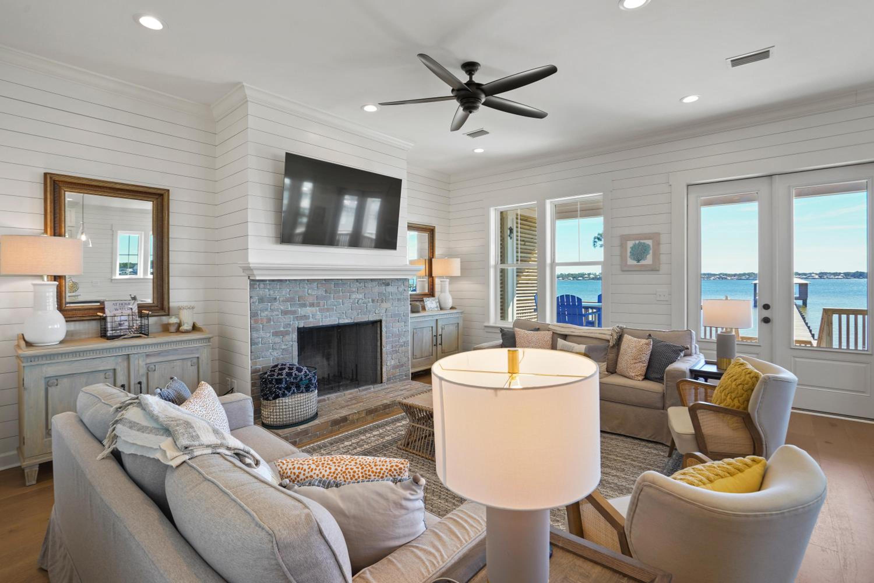 No Worries Bay House by Liquid Life