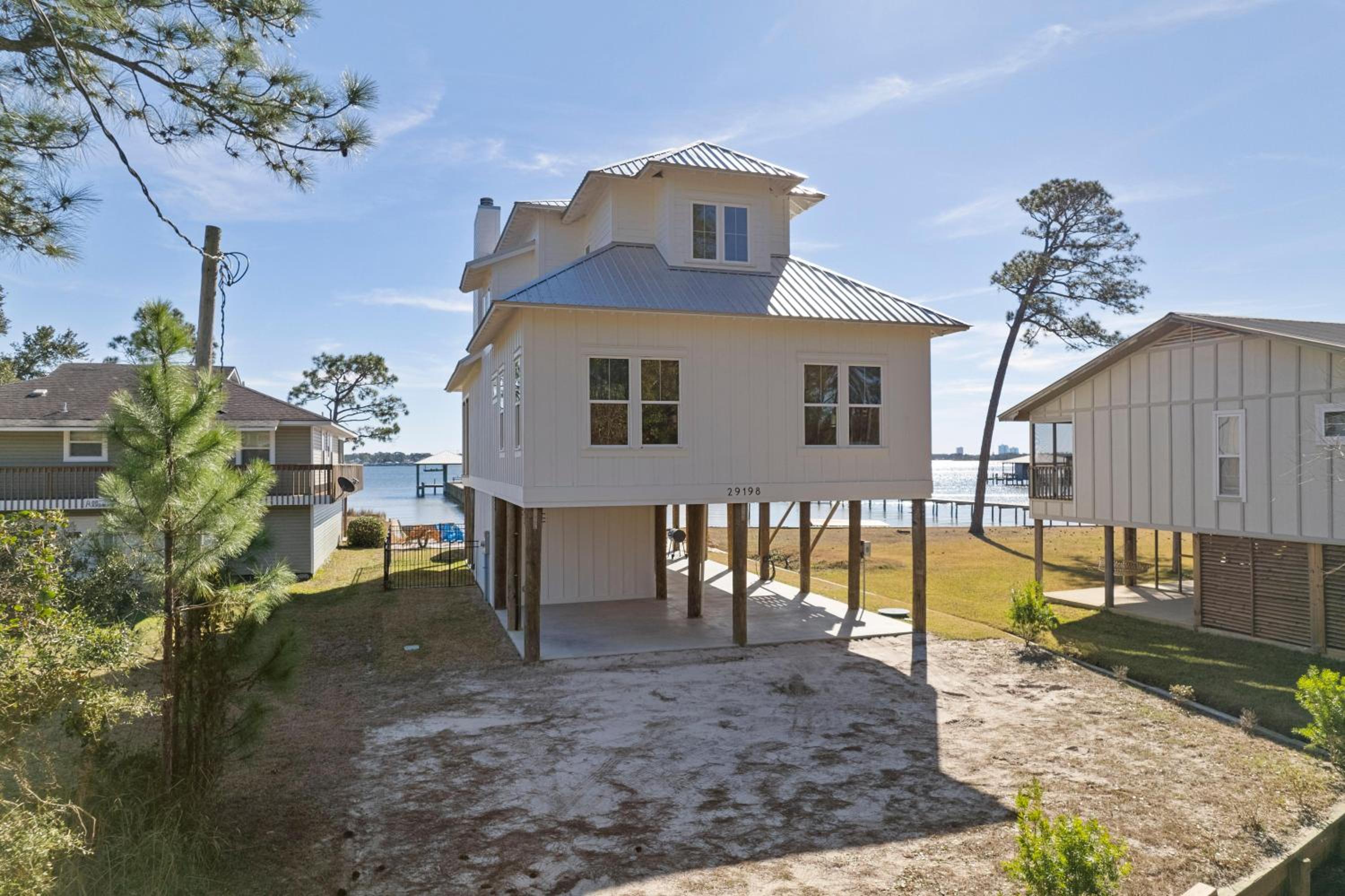 No Worries Bay House by Liquid Life