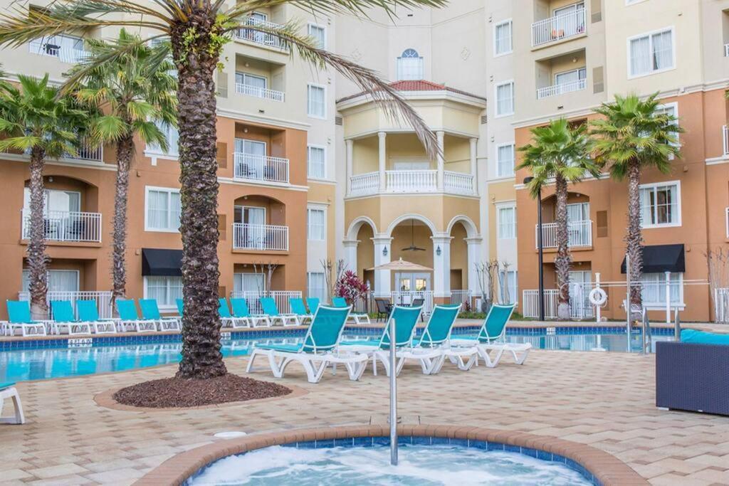 Stunning 1 BD resort near parks