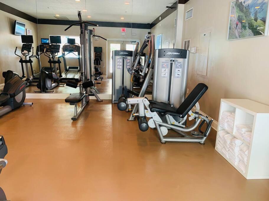 Stunning 1 BD resort near parks