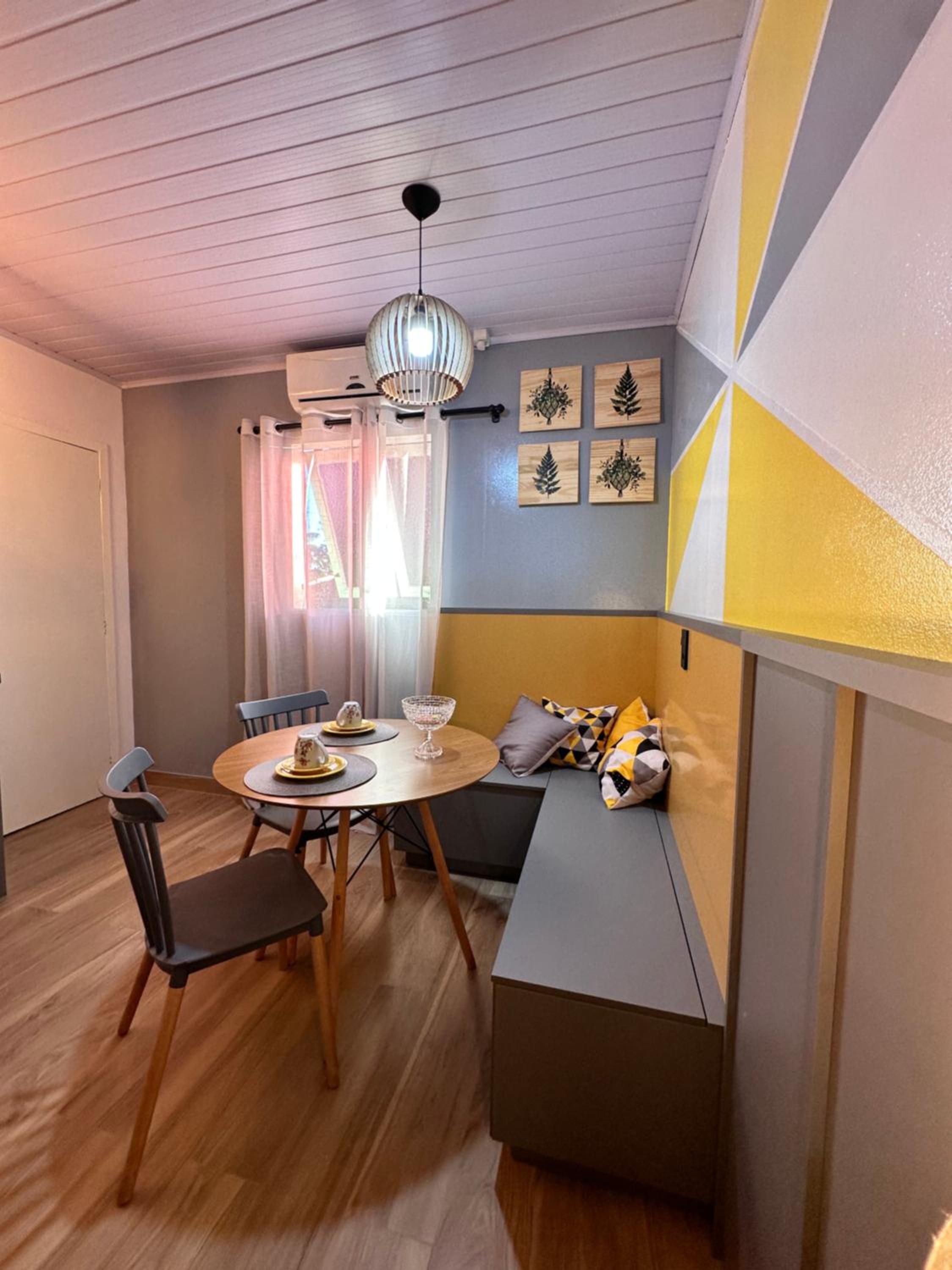 La vita hospedaria studio amarelo