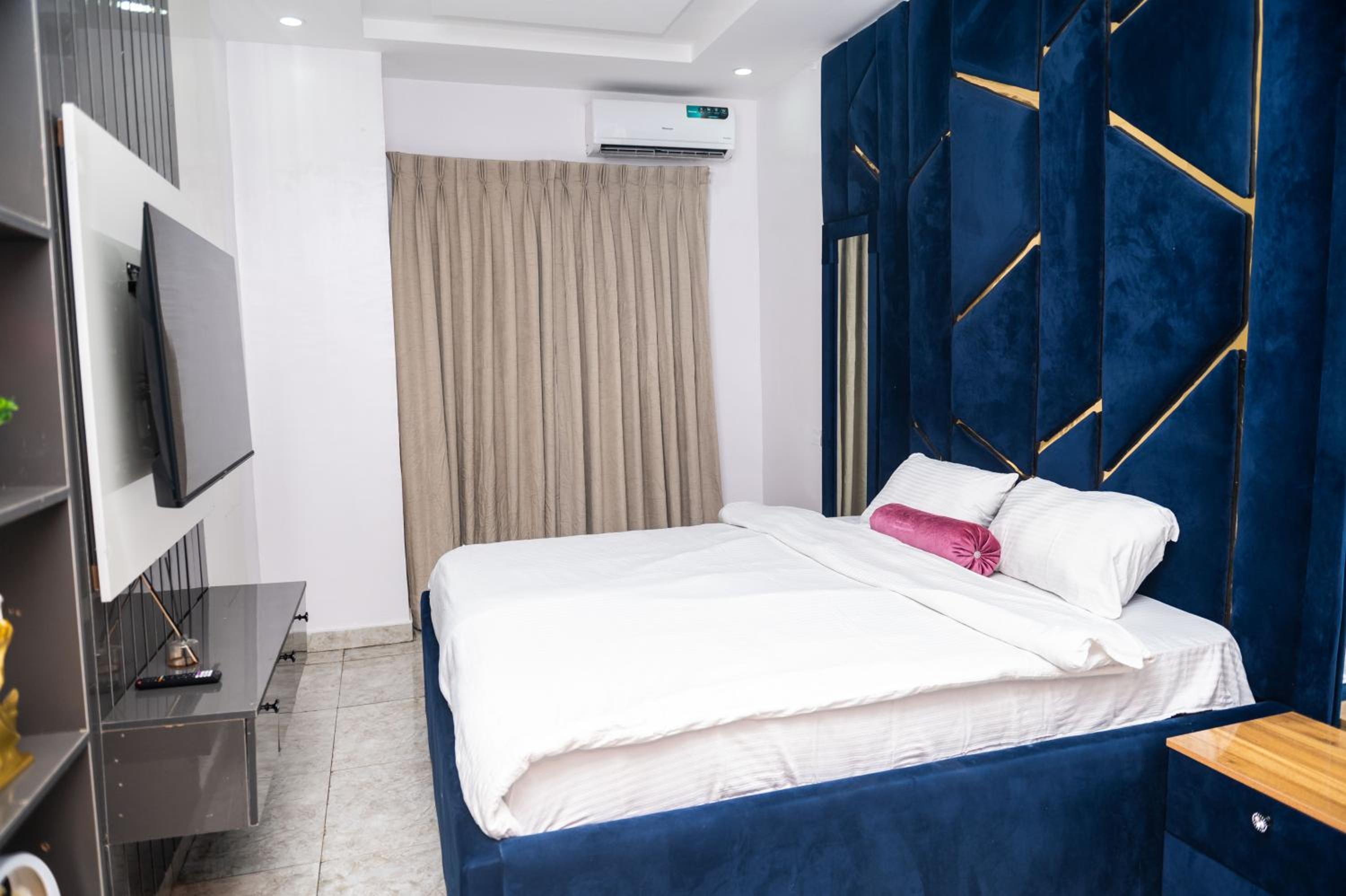 MIJL RESIDENCE - 4 bedroom with pool, Ps5, snooker in lekki view 3