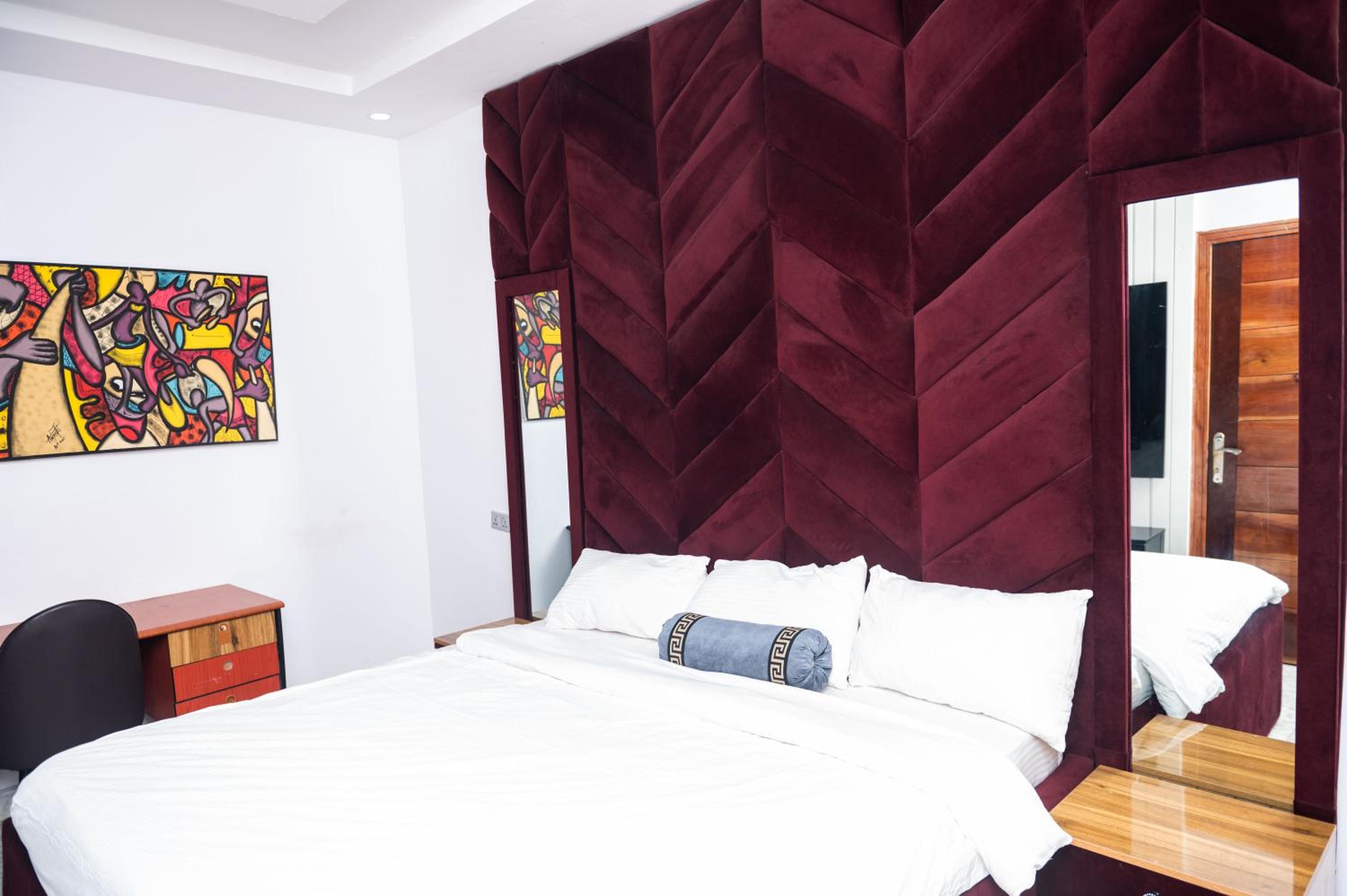 MIJL RESIDENCE - 4 bedroom with pool, Ps5, snooker in lekki view 2