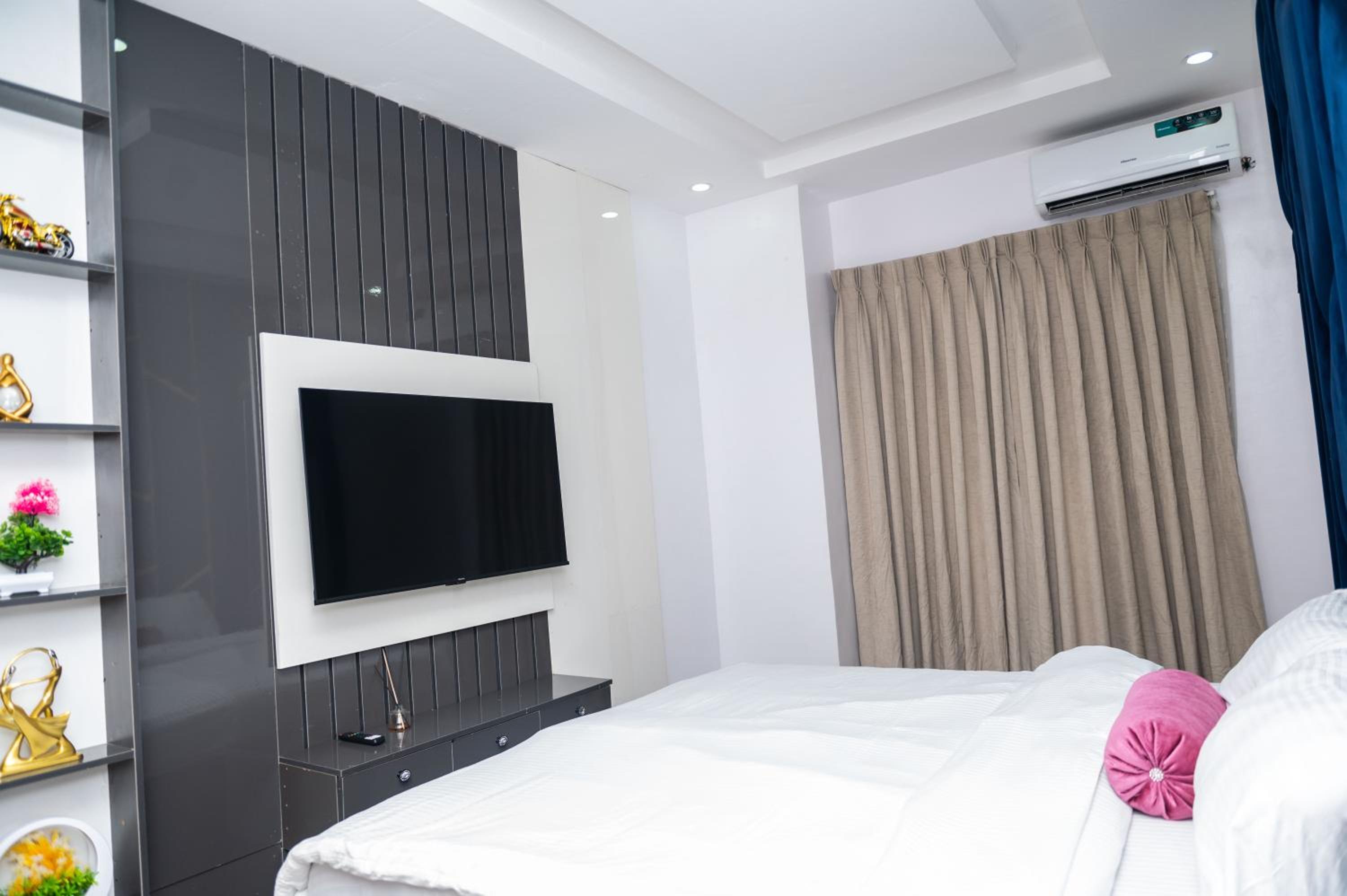 MIJL RESIDENCE - 4 bedroom with pool, Ps5, snooker in lekki view 4