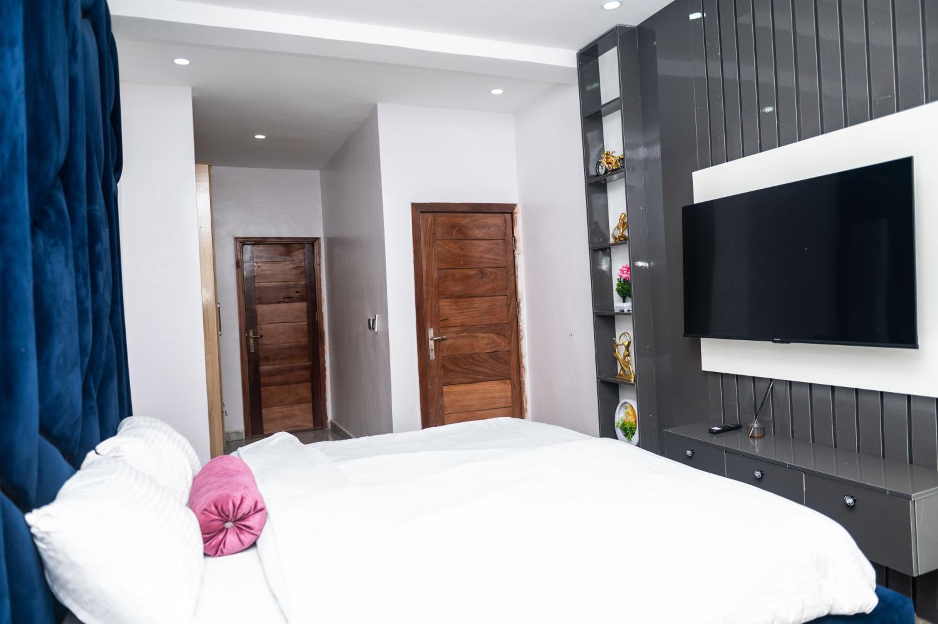 MIJL RESIDENCE - 4 bedroom with pool, Ps5, snooker in lekki view 5