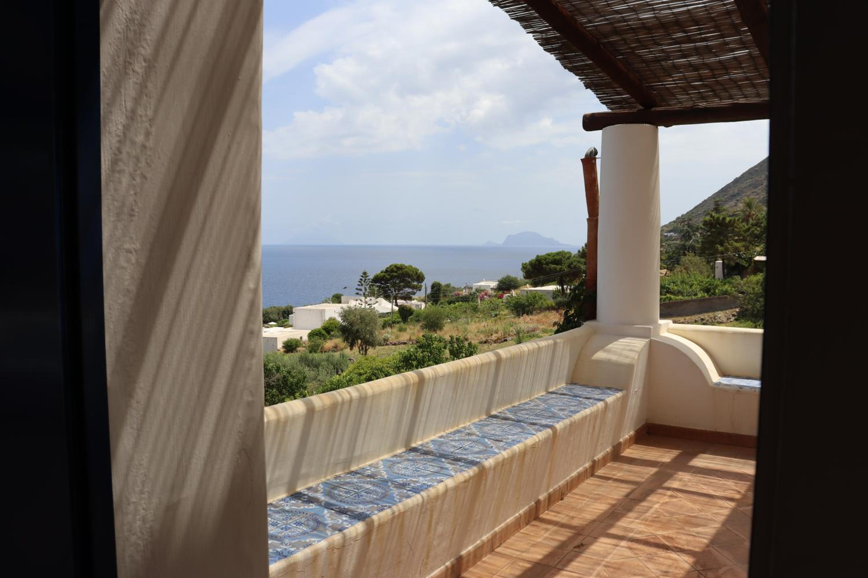 Villa Mariangela, splendida Villa Panoramica al centro di Malfa view 2