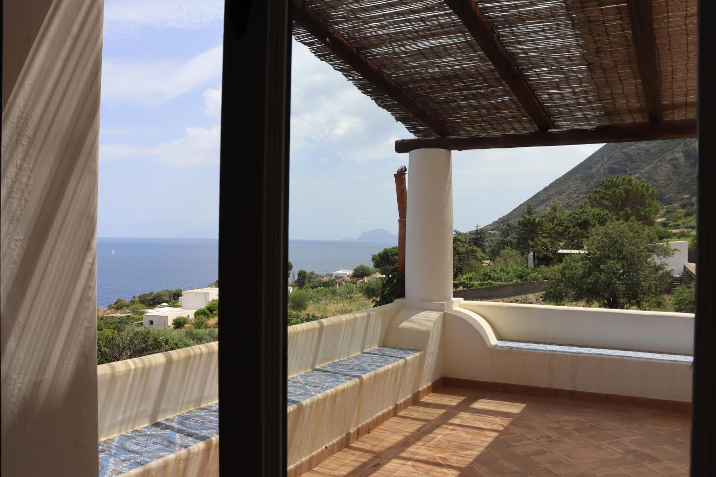 Villa Mariangela, splendida Villa Panoramica al centro di Malfa view 5