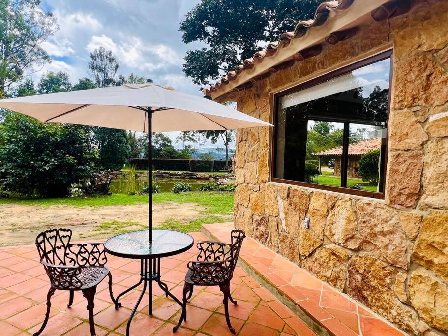 Hermosa cabaña campestre con jacuzzi y lago
