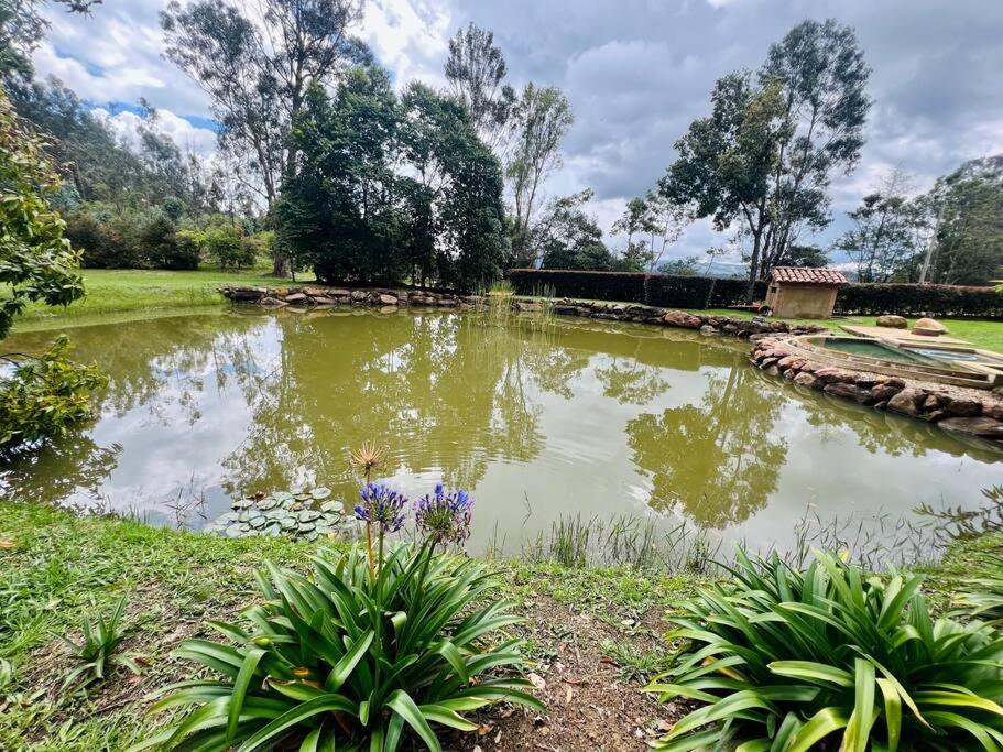 Hermosa cabaña campestre con jacuzzi y lago