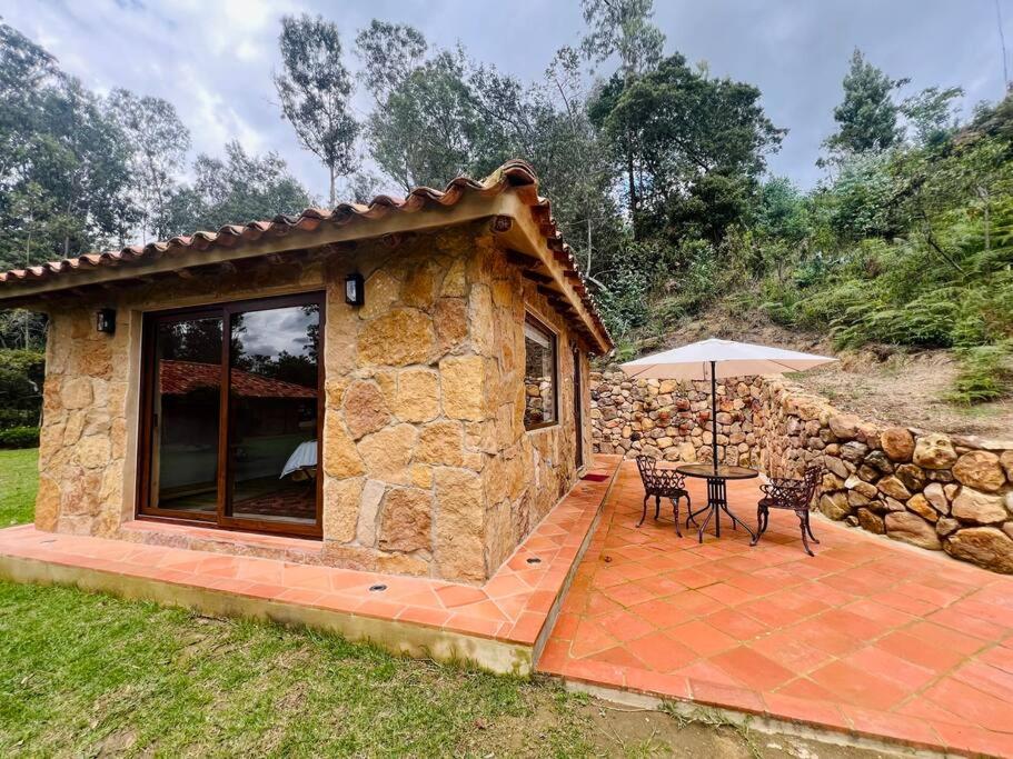 Hermosa cabaña campestre con jacuzzi y lago