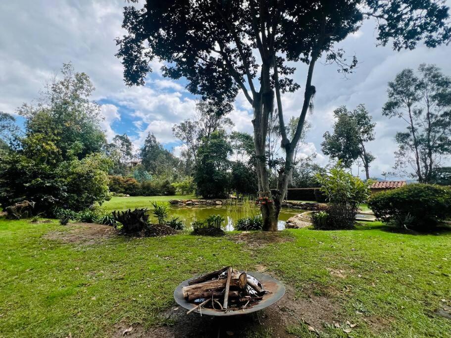 Hermosa cabaña campestre con jacuzzi y lago