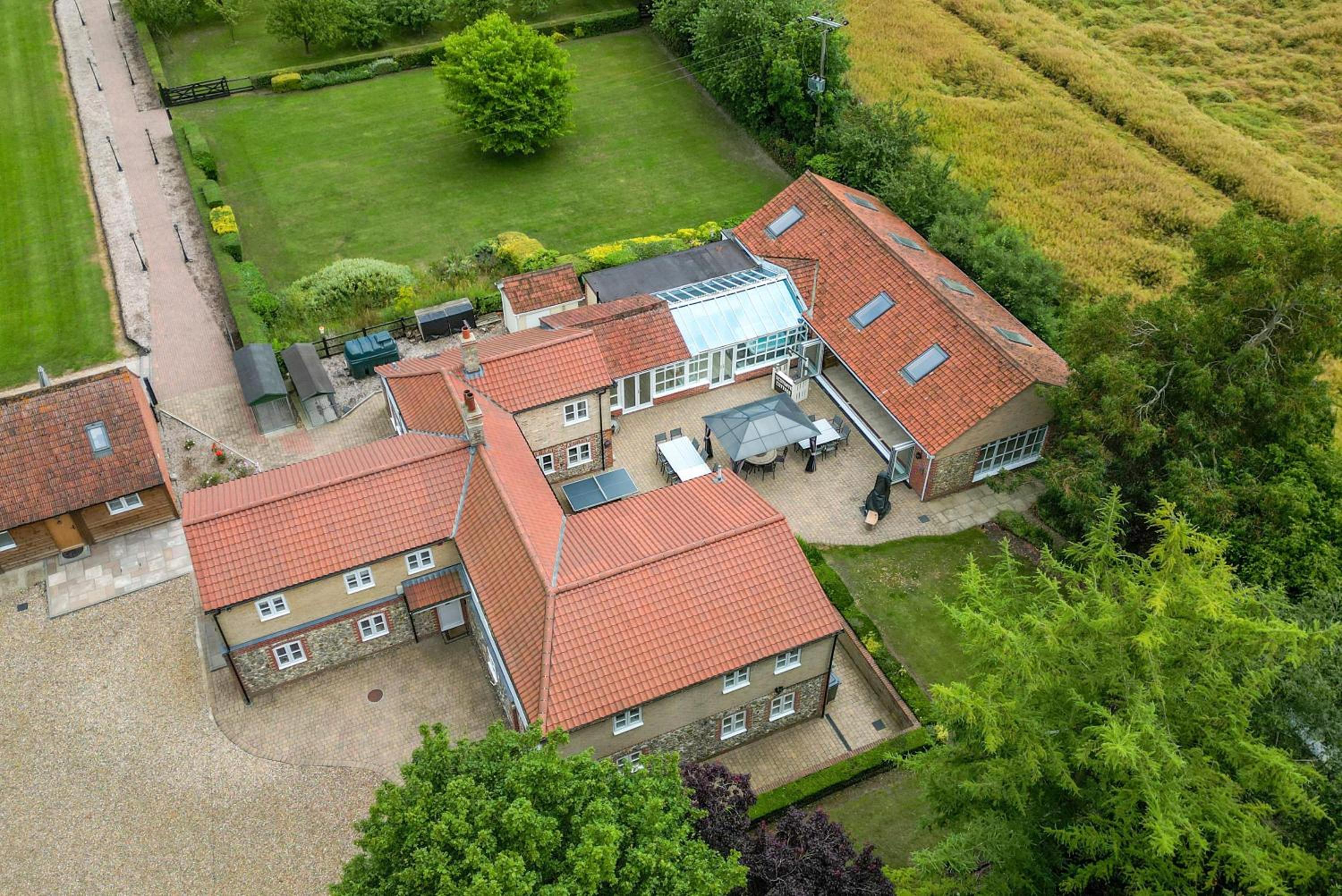 Cottage In Norfolk Sleeps 23 - Private Pool, Fishing Lake, Hot Tub Ref 99008Sc