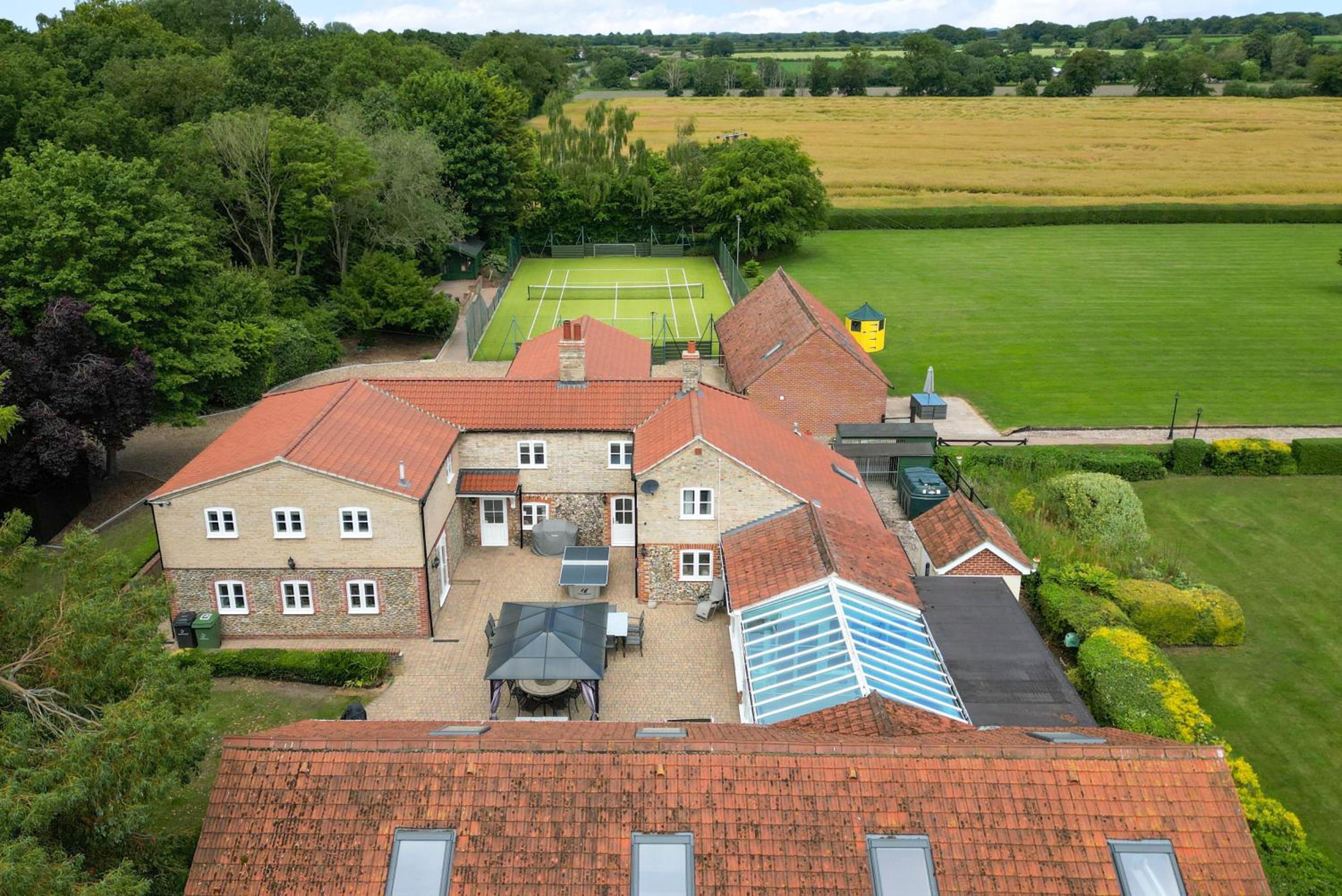 Cottage In Norfolk Sleeps 23 - Private Pool, Fishing Lake, Hot Tub Ref 99008Sc