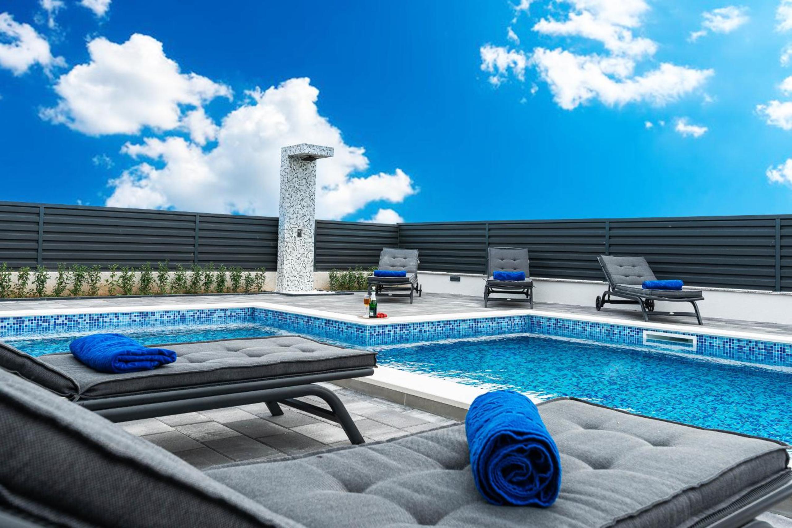 Villa Opal with pool view 3
