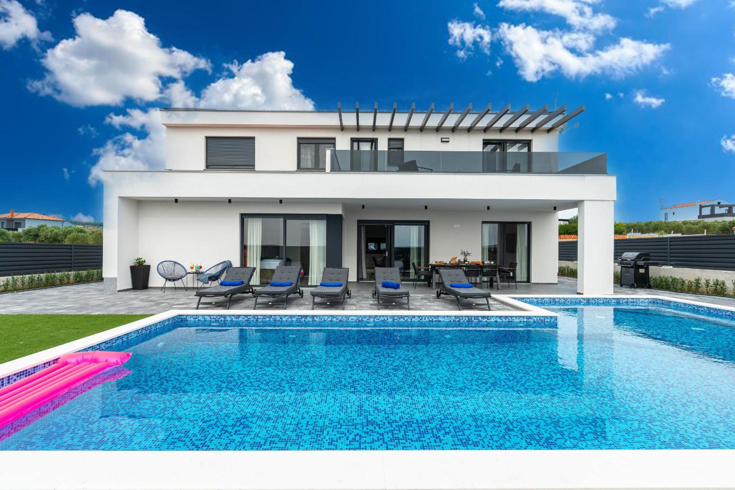 Villa Opal with pool view 2