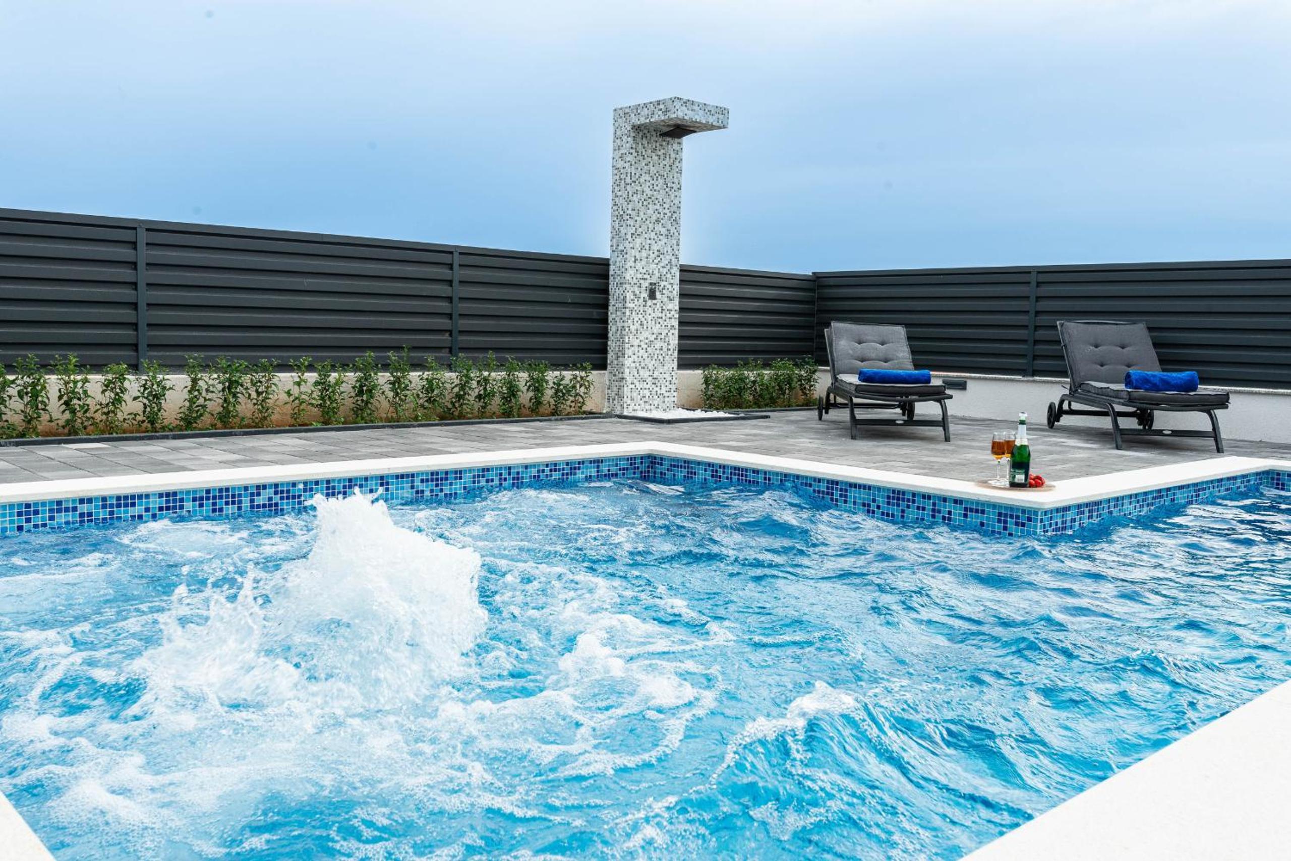 Villa Opal with pool view 4