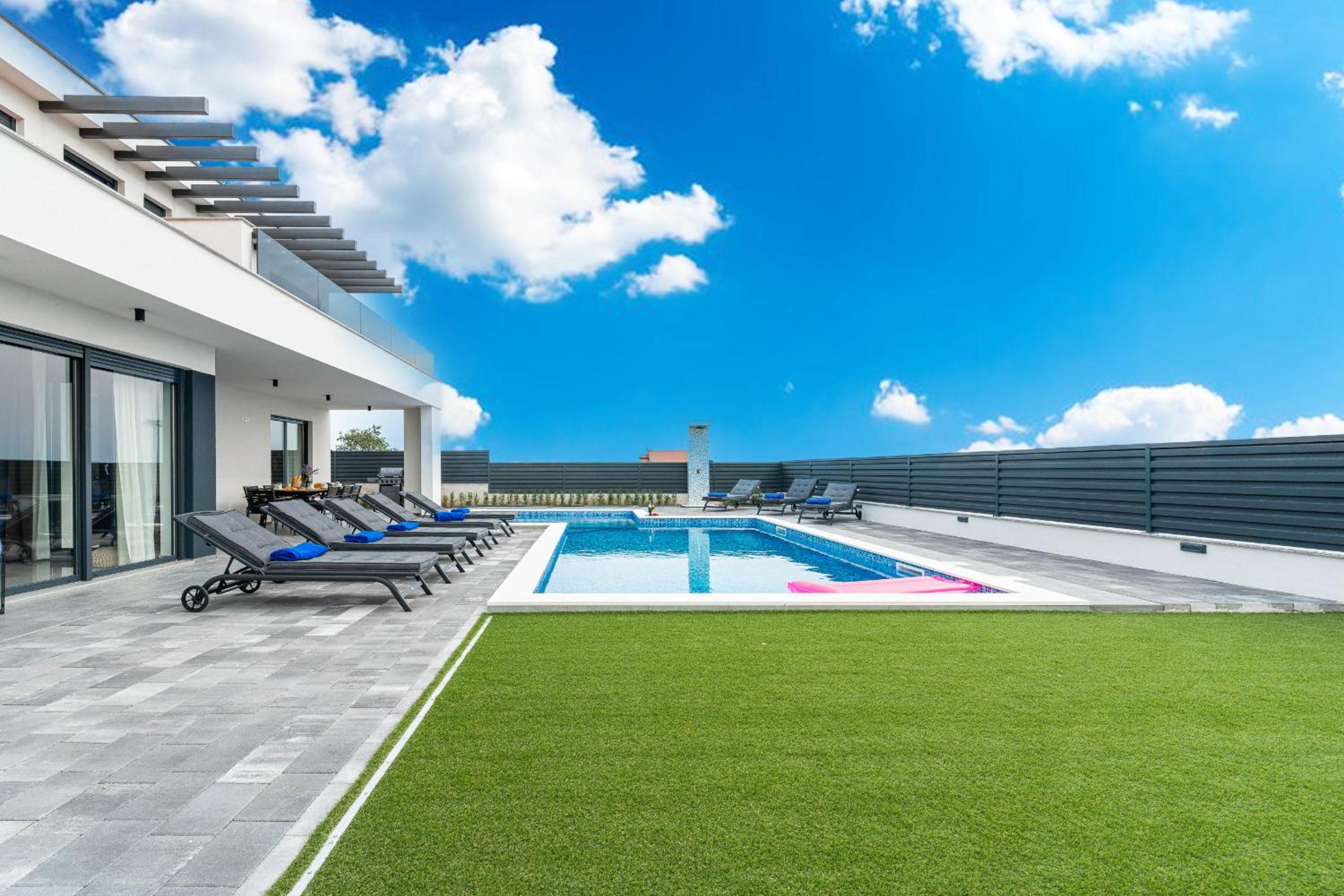Villa Opal with pool view 5