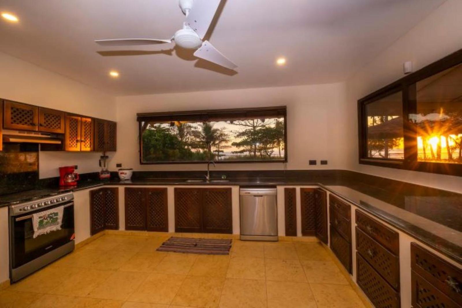 Villa Frente al Mar con Piscina