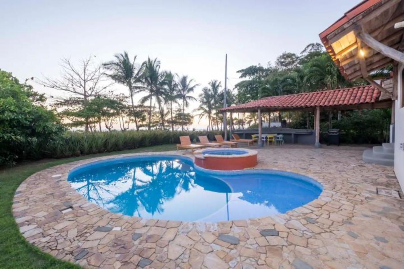 Villa Frente al Mar con Piscina