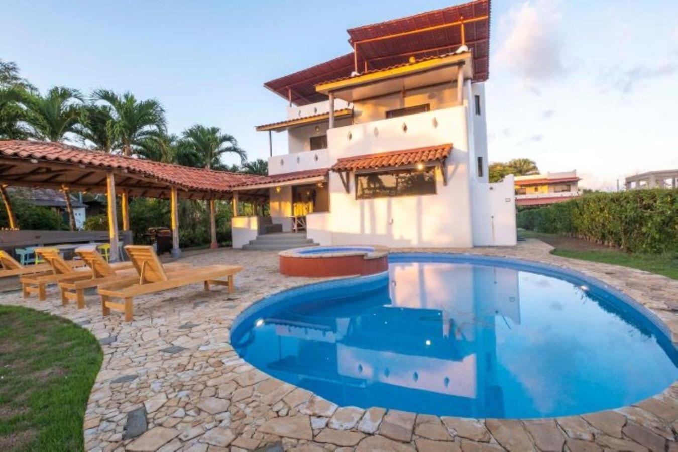 Villa Frente al Mar con Piscina