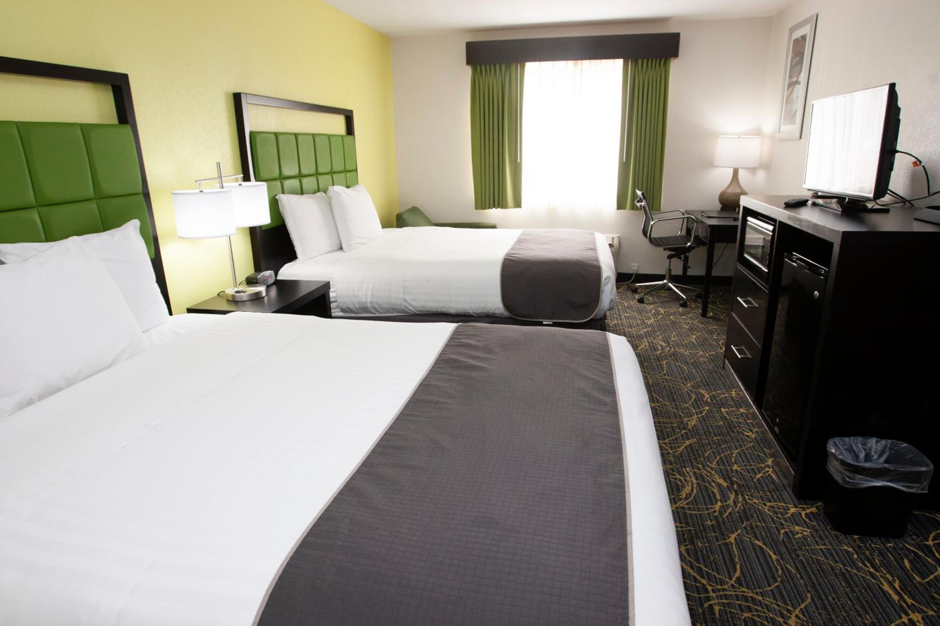 AmericInn and Suites by Wyndham Delafield-Waukesha-Milwaukee - Property Image 9