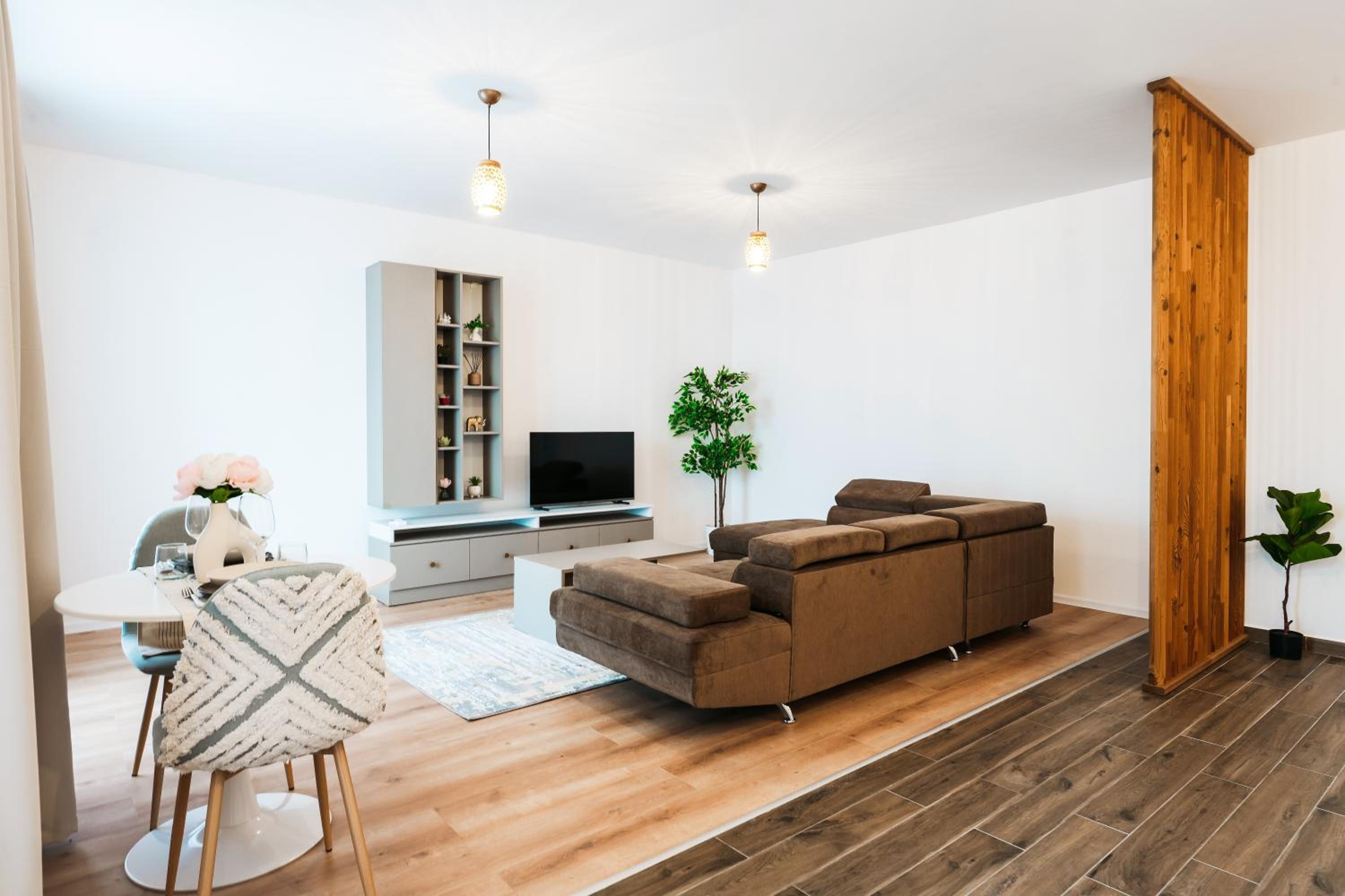 EVRA APARTMENTS Royal 2 view 3