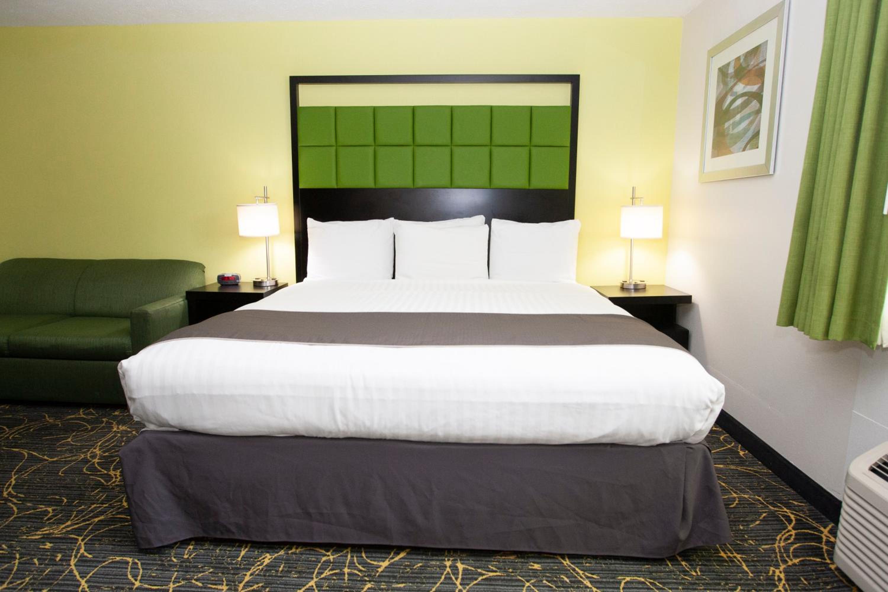 AmericInn and Suites by Wyndham Delafield-Waukesha-Milwaukee - Property Image 7